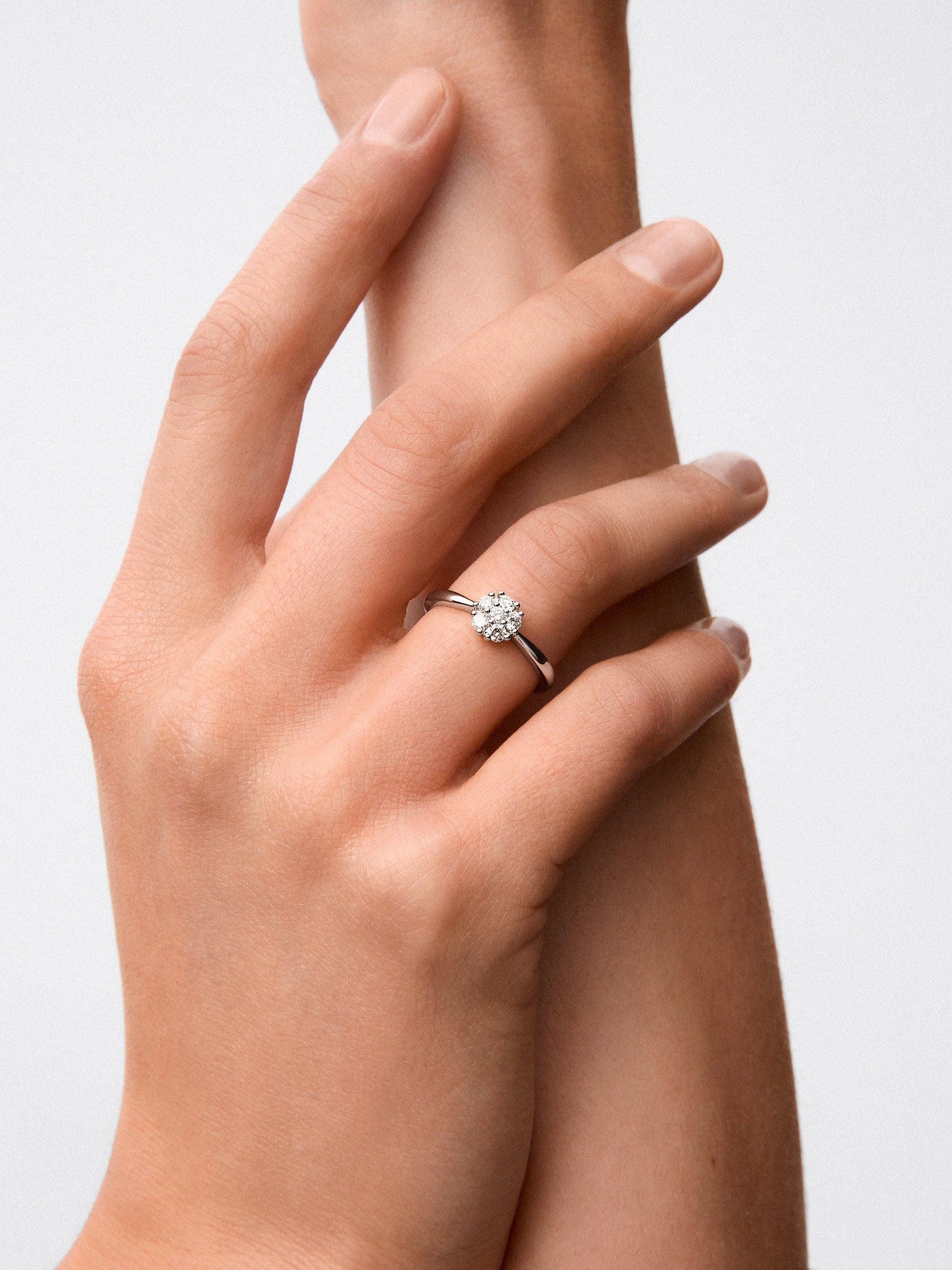 Anillo de oro blanco de 18K de diamantes en pavé