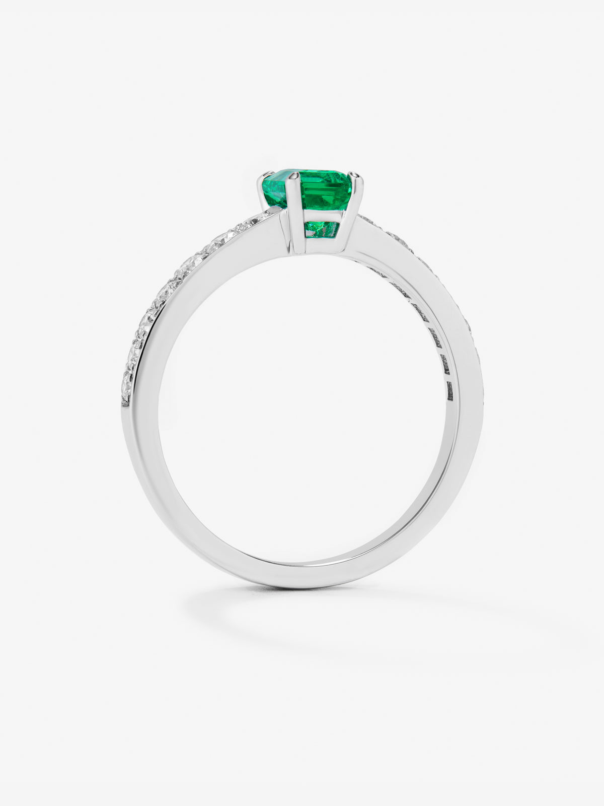 Sortija con esmeralda octogonal de 6x5  de 0.9 ct acompañada de un total de 0,27 ct de diamante