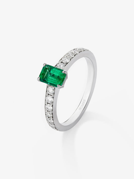 Anillo de oro blanco de 18K con esmeralda verde en talla esmeralda de 0,82 cts y diamantes en talla brillante de 0,24 cts