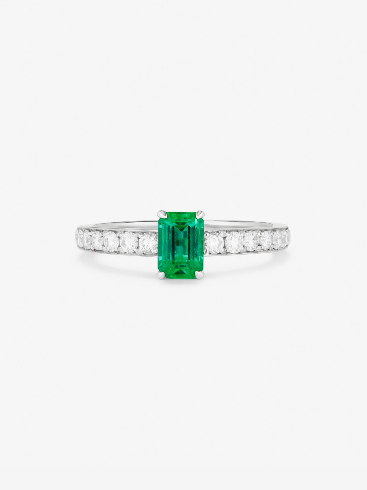 Anillo de oro blanco de 18K con esmeralda verde en talla esmeralda de 0,82 cts y diamantes en talla brillante de 0,24 cts