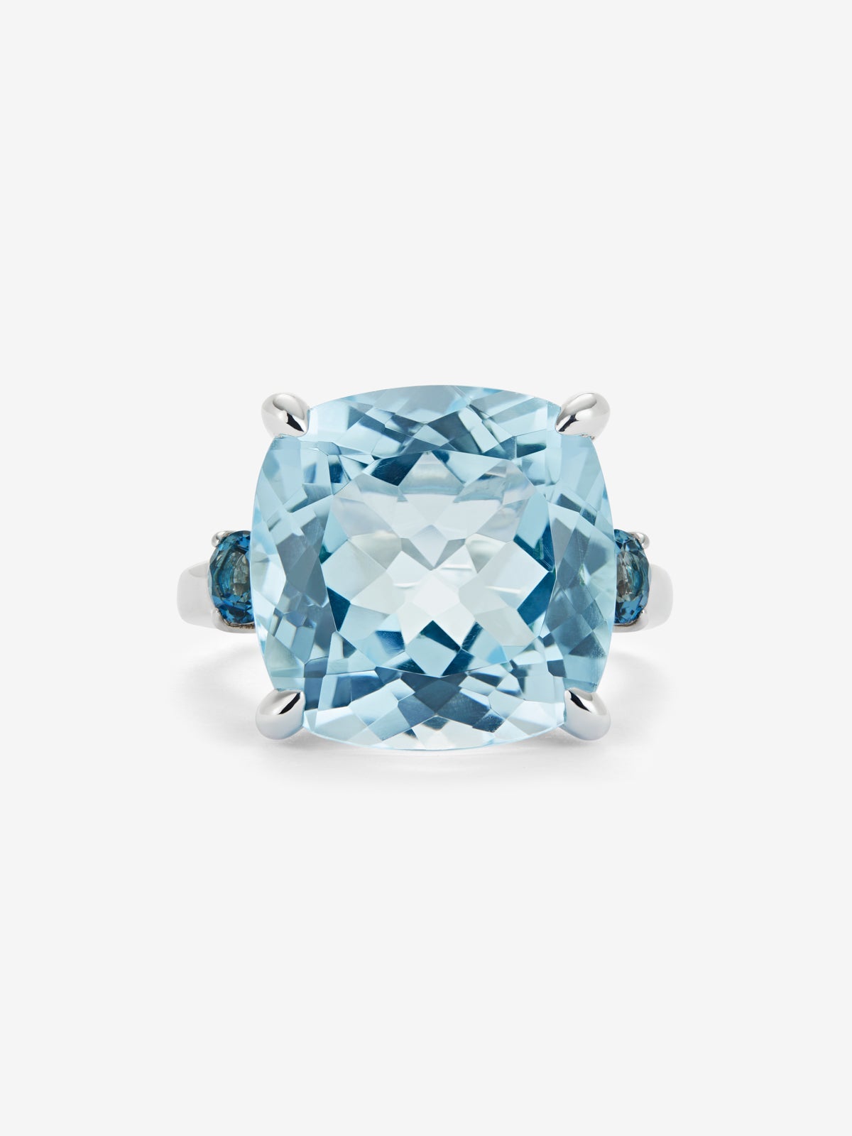 Anillo de plata 925 con topacio azul sky en talla cushion de 16,90 cts y 2 topacios azul london en talla brillante con un total de 0,27 cts