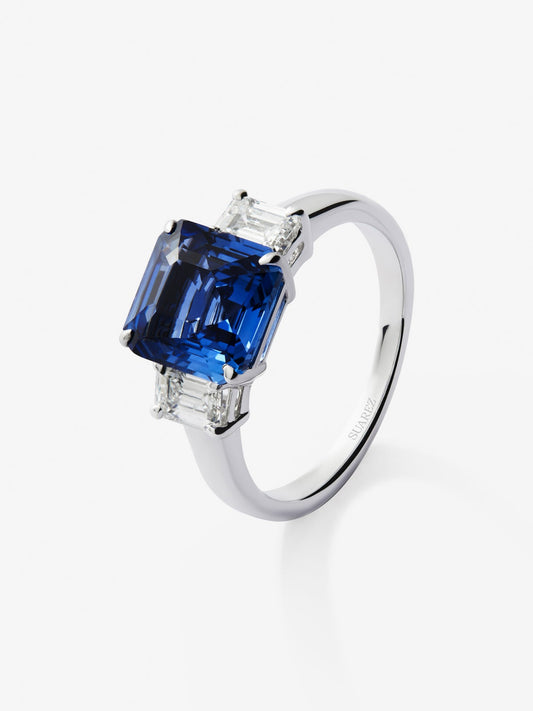 Anillo tresillo de oro blanco de 18K con zafiro azul en talla esmeralda de 4,07 cts y 2 diamantes en talla esmeralda con un total de 0,81 cts