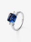 Anillo tresillo de oro blanco de 18K con zafiro azul en talla esmeralda de 4,07 cts y 2 diamantes en talla esmeralda con un total de 0,81 cts