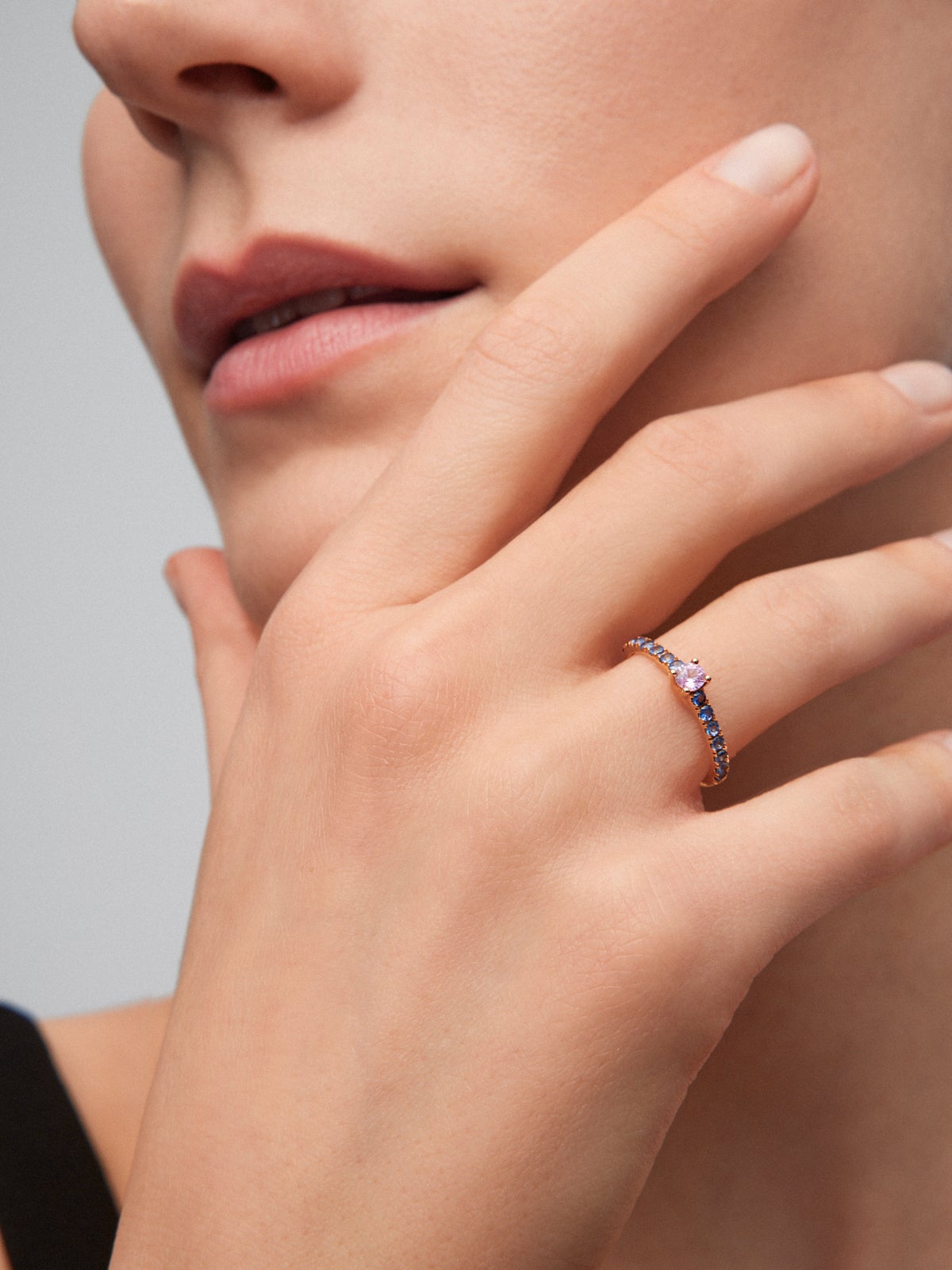 Anillo de oro rosa de 18K con zafiros multicolor