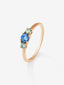 Anillo tresillo de oro rosa de 18K con zafiro azul y 2 zafiros verdes en talla brillante con un total de 0,55 cts