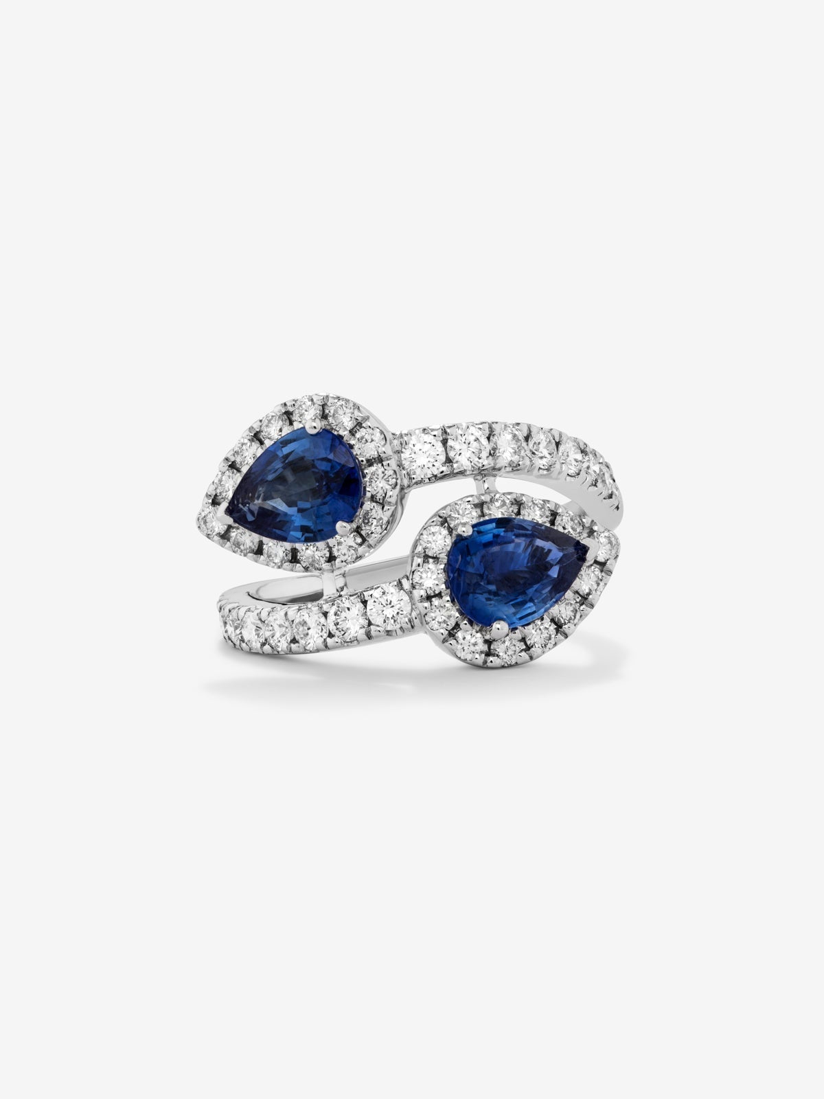 Anillo tú y yo de oro blanco de 18K con 2 zafiros azules en talla pera con un total de 1,4 cts y 44 diamantes en talla brillante con un total de 0,77 cts