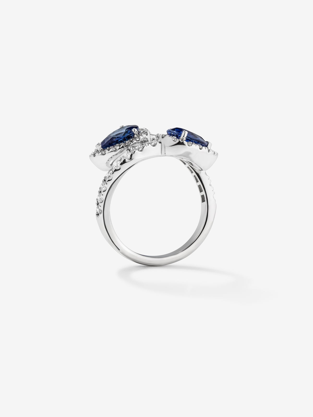 Anillo tú y yo de oro blanco de 18K con 2 zafiros azules en talla pera con un total de 1,4 cts y 44 diamantes en talla brillante con un total de 0,77 cts