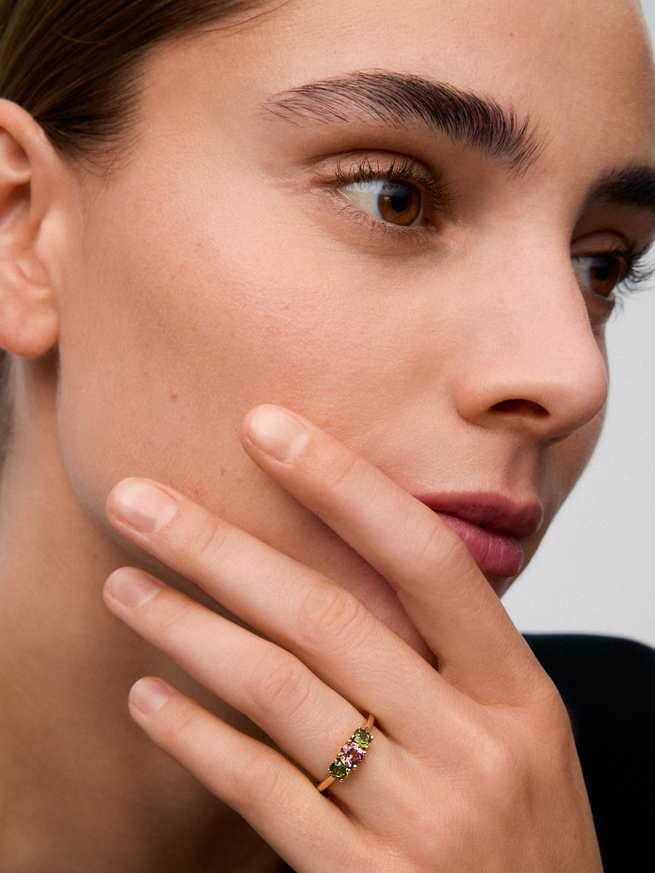 Anillo tresillo de oro rosa de 18K con 3 turmalinas multicolor en talla brillante