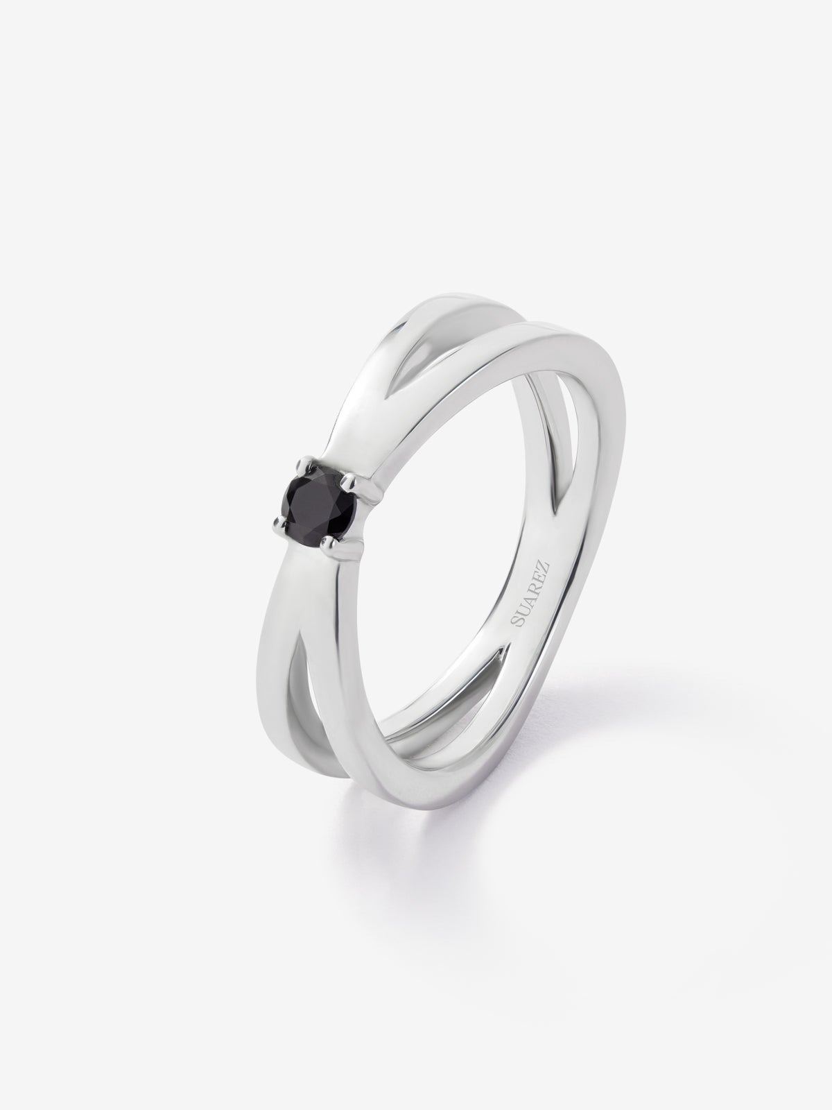 Anillo cruzado de plata 925 con espinela negra en talla brillante