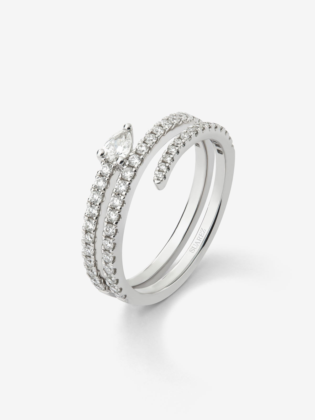 Anillo de oro blanco de 18K con diamantes en talla pera y brillante de 0,55 cts