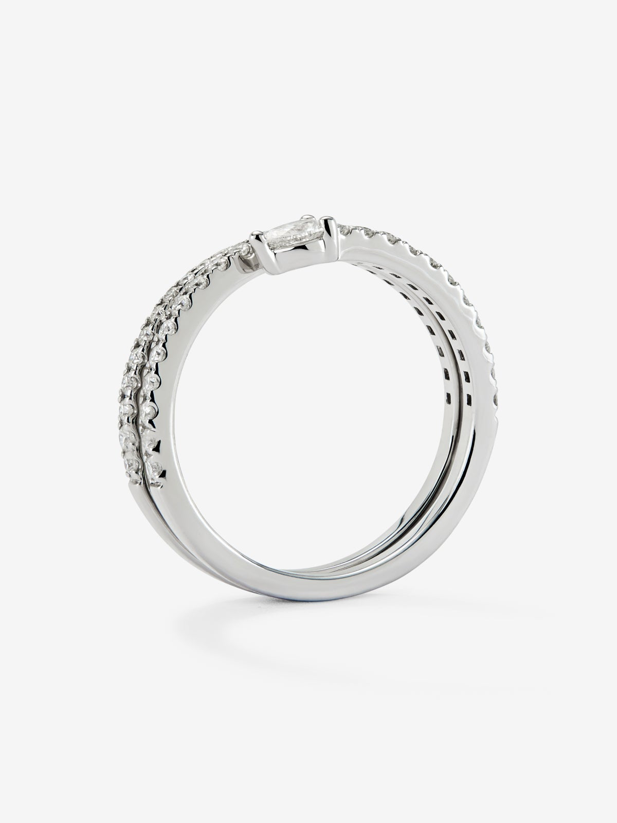 Anillo de oro blanco de 18K con diamantes en talla pera y brillante de 0,55 cts