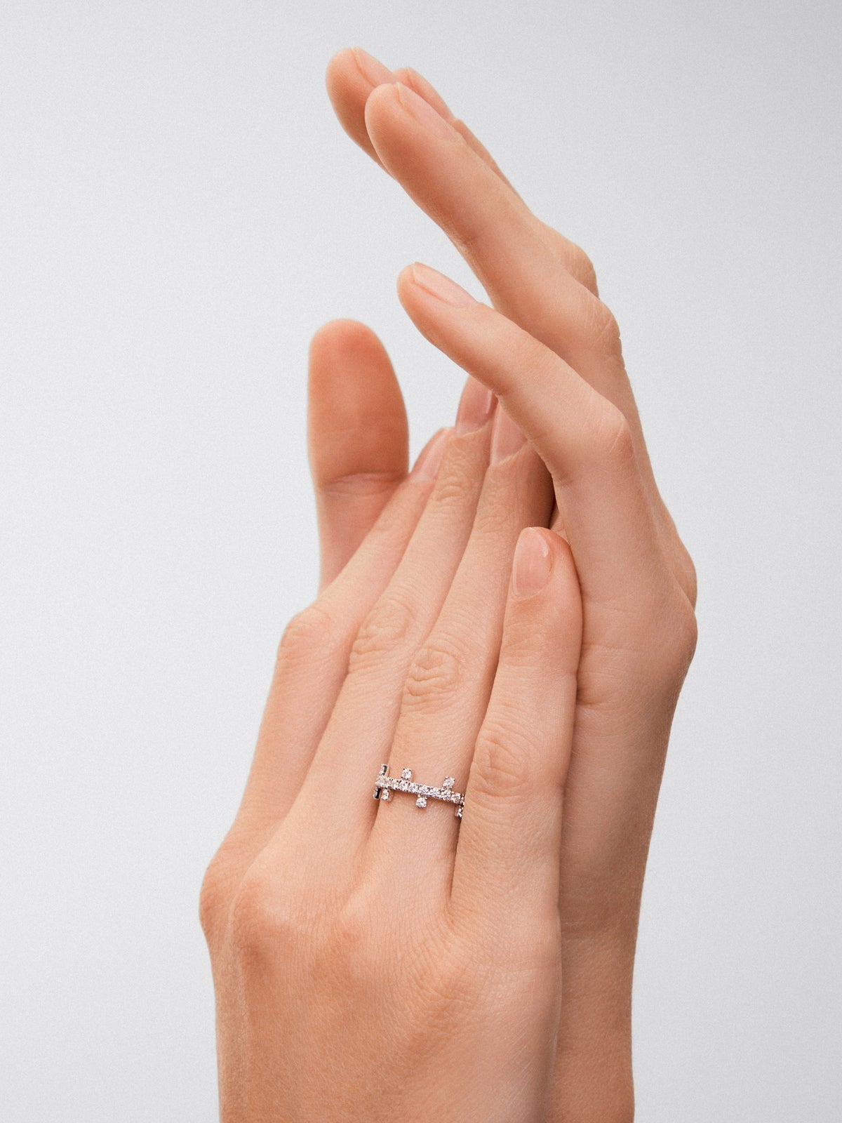 Anillo de oro blanco de 18K con diamantes en talla brillante de 0,7 cts