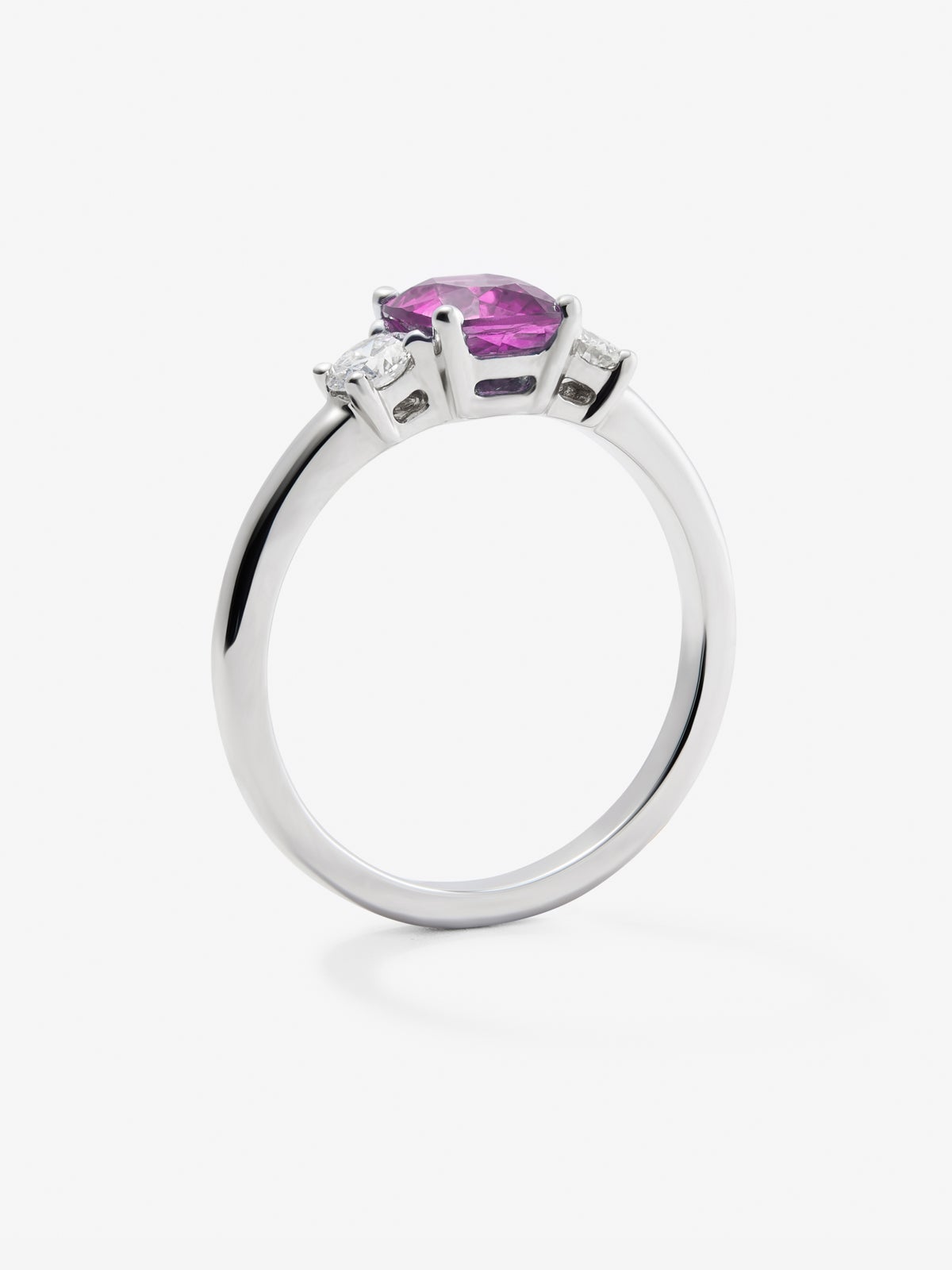 Anillo tresillo de oro blanco de 18K con zafiro rosa en talla cushion de 1,21 cts y 2 diamantes en talla brillante con un total de 0,3 cts