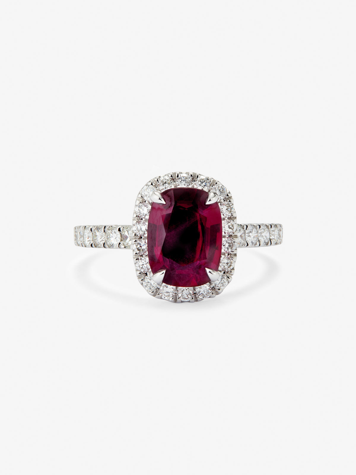 Anillo de oro blanco de 18K con rubí en talla cushion de 2,04 cts y diamantes en talla brillante de 0,612 ct