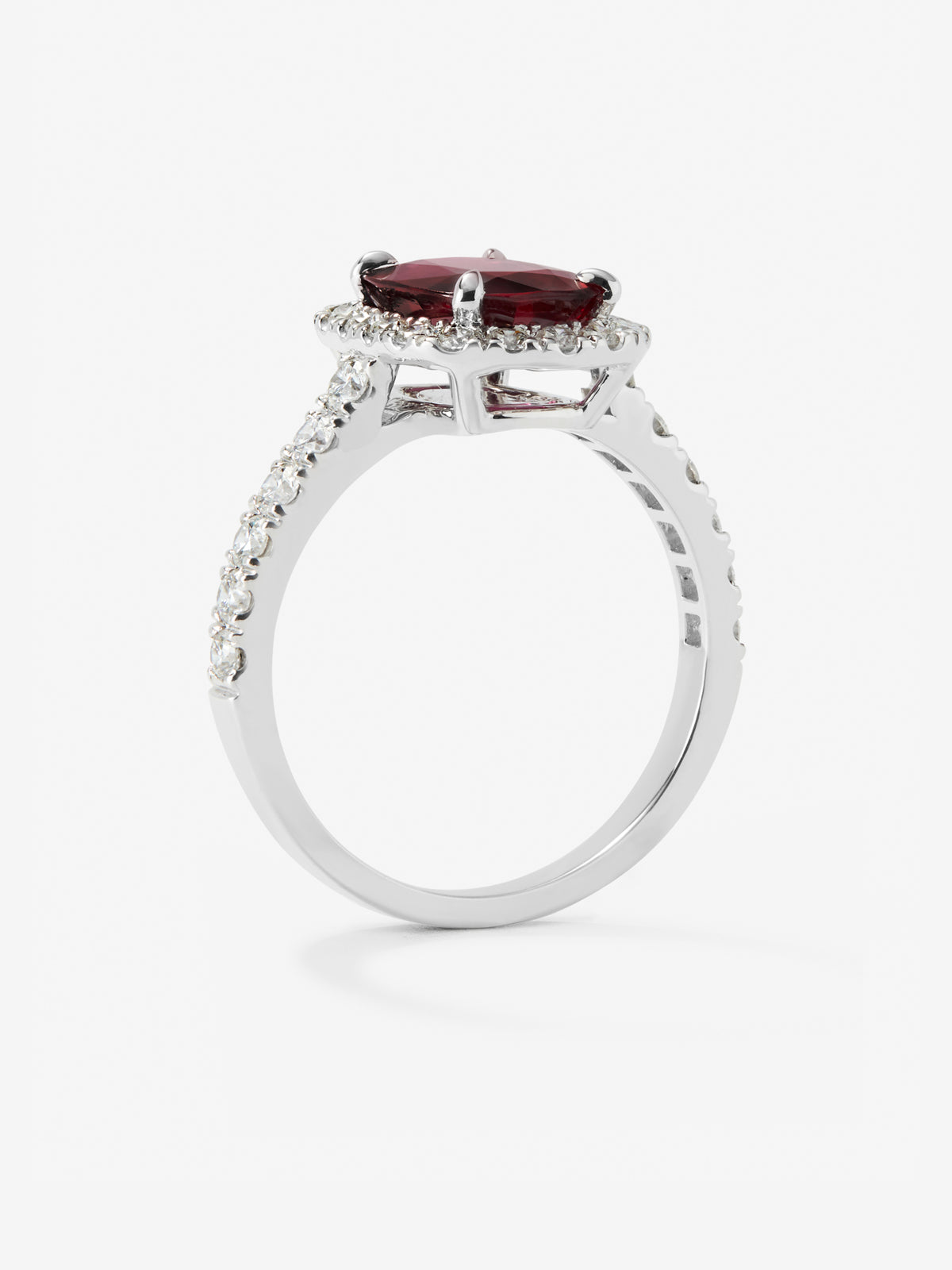 Anillo de oro blanco de 18K con rubí en talla cushion de 2,04 cts y diamantes en talla brillante de 0,612 ct