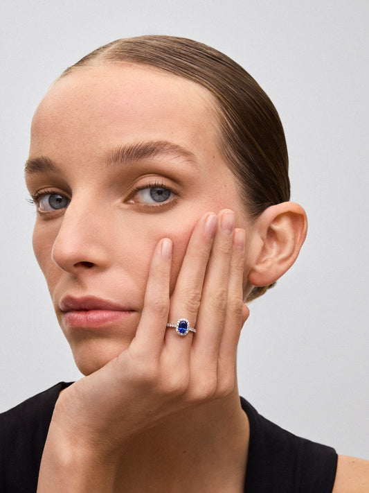 Anillo de oro blanco de 18K con zafiro azul royal en talla cushion y diamantes en talla brillante de 1 ct