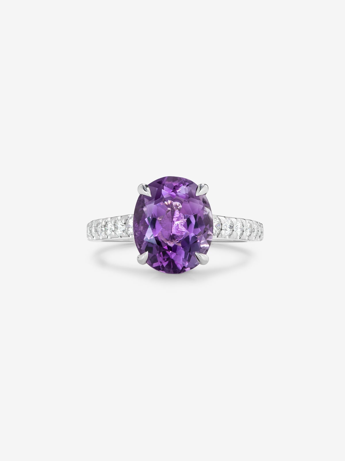 Anillo de oro blanco de 18K con amatista morada en talla oval de 4,35 cts y 12 diamantes en talla brillante con un total de 0,29 cts