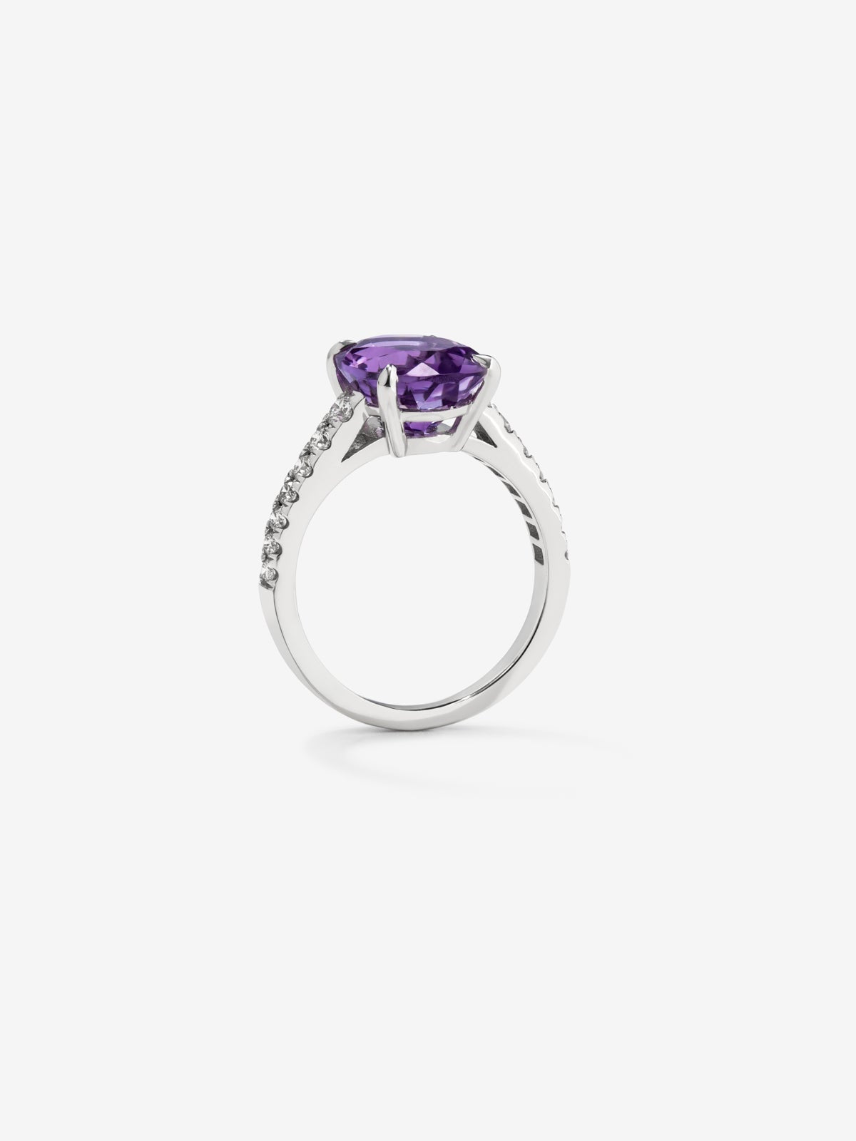 Anillo de oro blanco de 18K con amatista morada en talla oval de 4,35 cts y 12 diamantes en talla brillante con un total de 0,29 cts