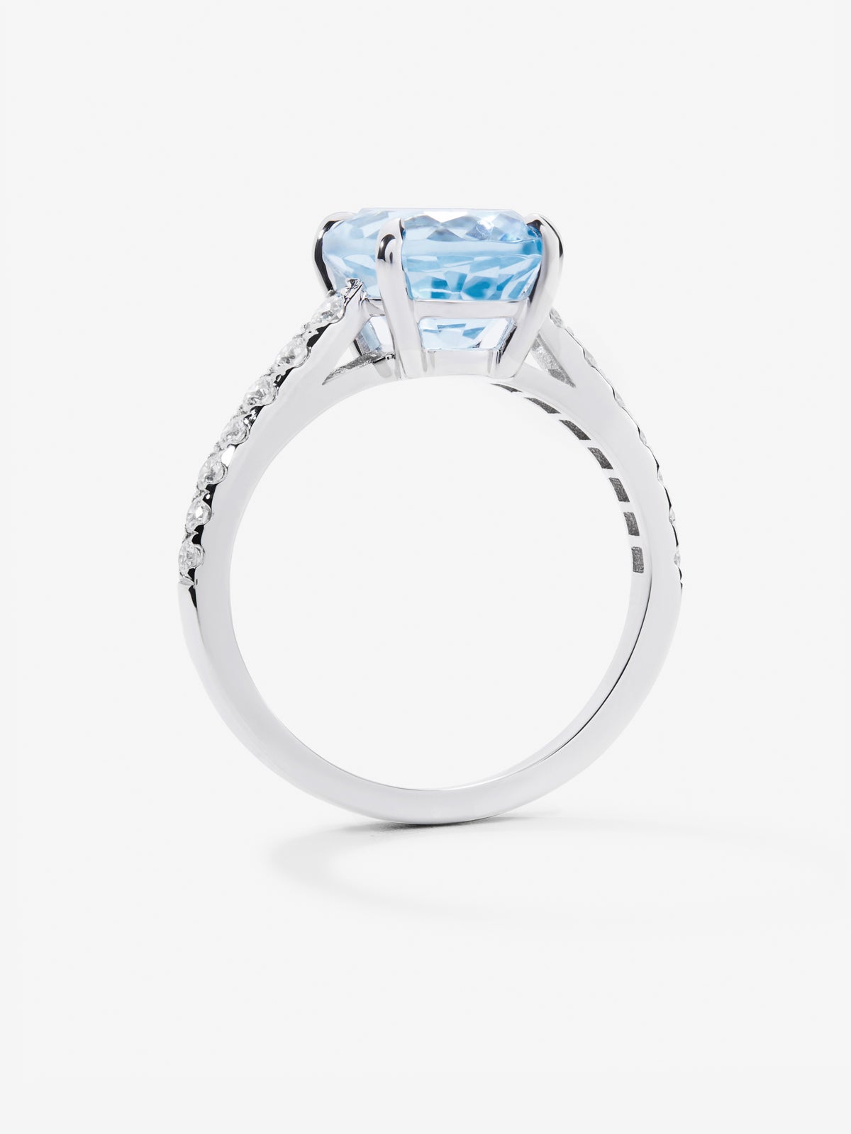 Anillo de oro amarillo de 18K con topacio azul sky en talla oval de 3,8 cts y diamantes en talla brillante