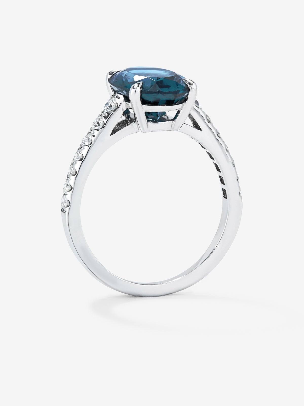 Anillo de oro blanco de 18K con topacio azul london en talla oval de 4,25 cts y 14 diamantes en talla brillante con un total de 0,32 cts