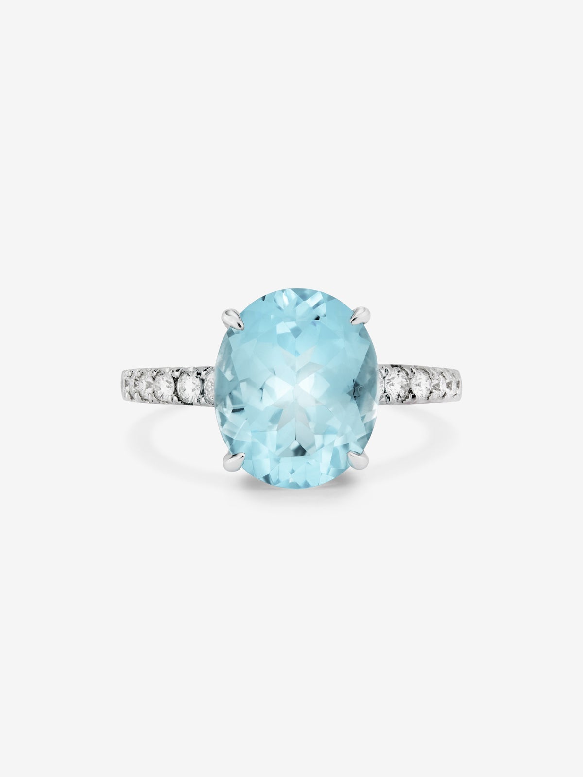 Anillo de oro blanco de 18K con topacio azul sky en talla oval de 5,8 cts y 12 diamantes en talla brillante con un total de 0,3 cts