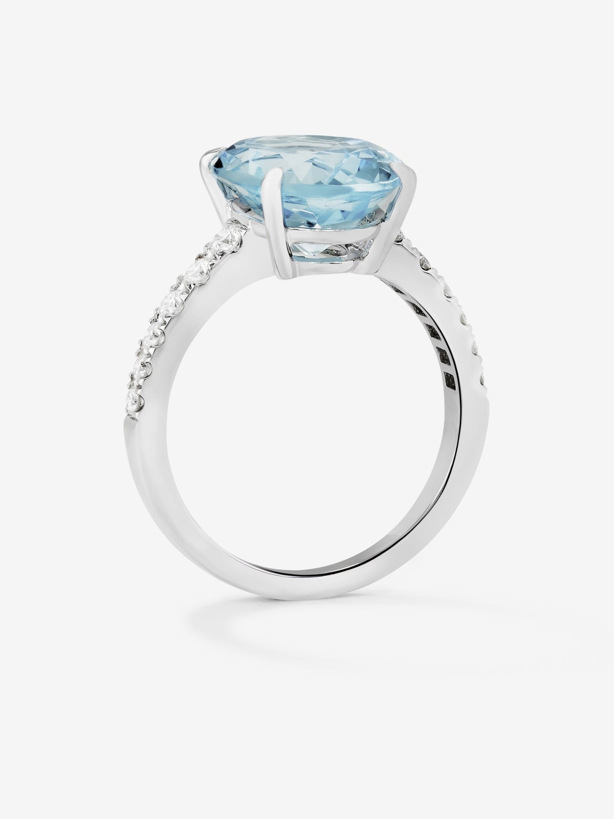 Anillo de oro blanco de 18K con topacio azul sky en talla oval de 5,8 cts y 12 diamantes en talla brillante con un total de 0,3 cts