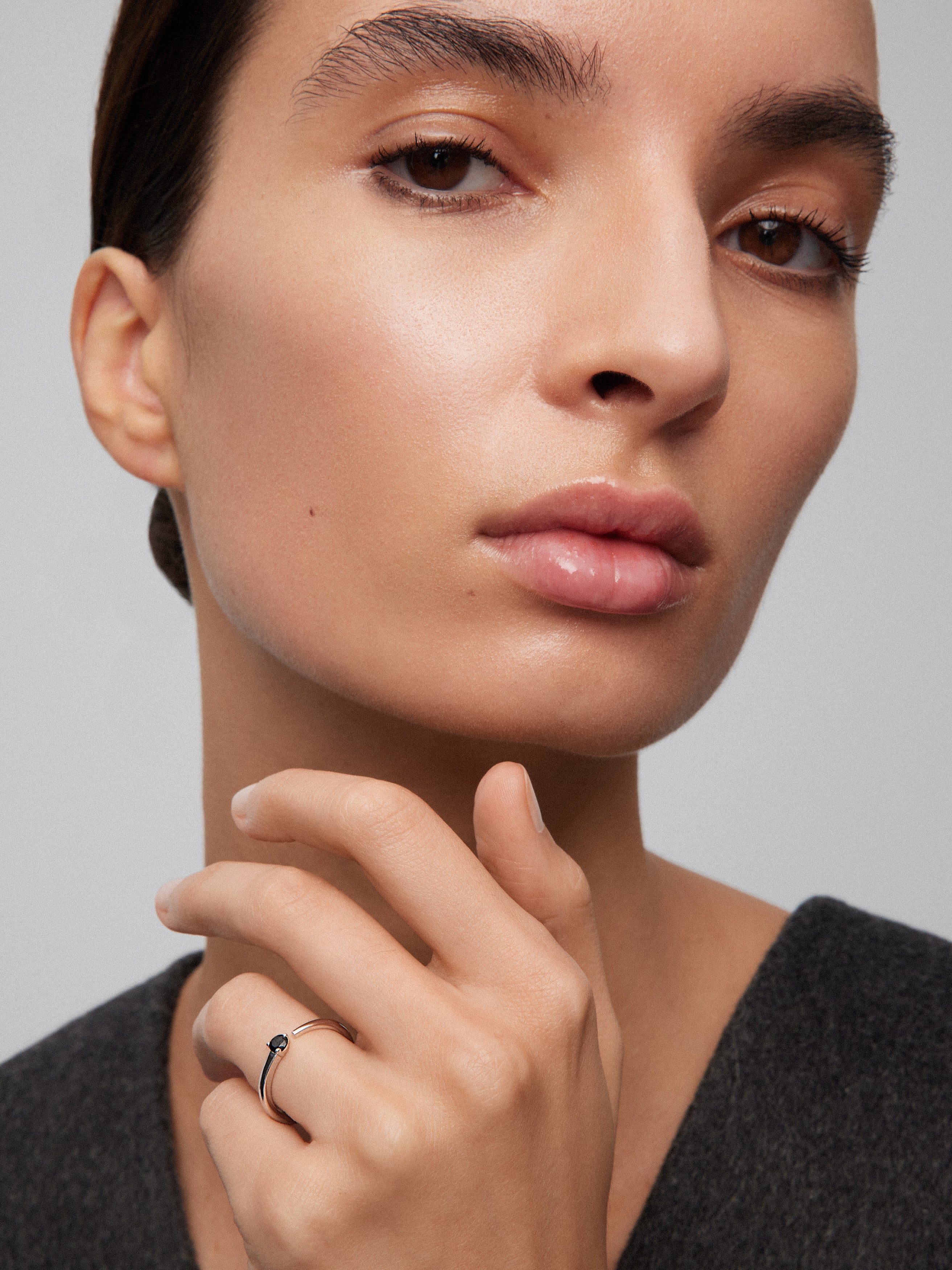 Anillo de plata 925 con espinela negra