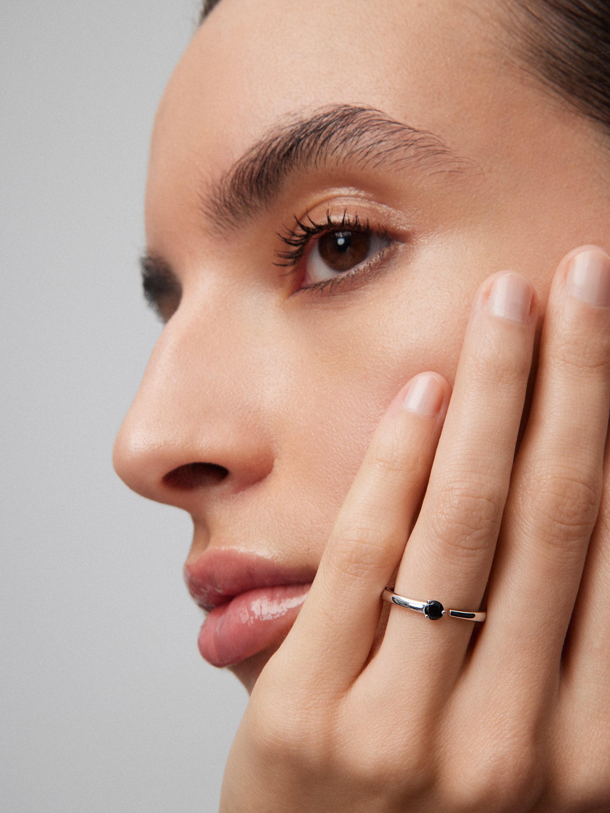 Anillo de plata 925 con espinela negra