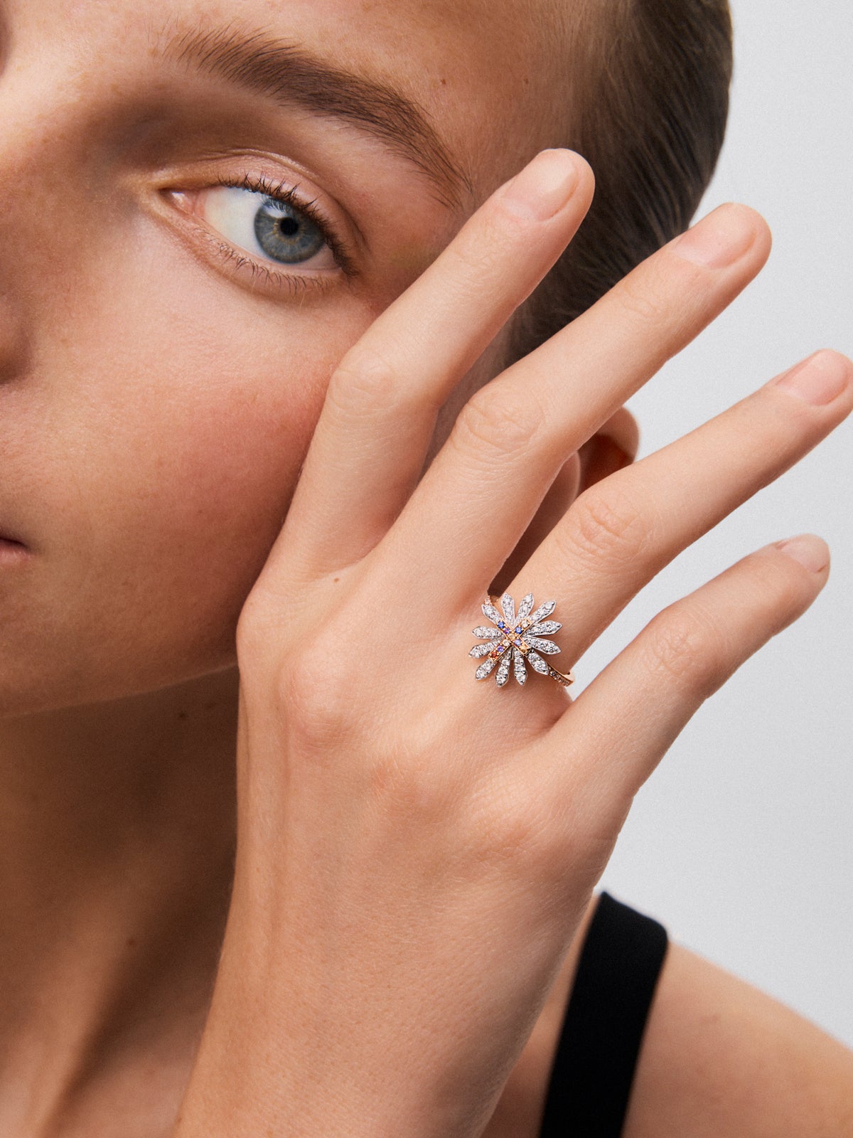 Anillo de oro blanco y rosa de 18K con 10 zafiros multicolor en talla brillante con un total de 0,41 cts y 48 diamantes en talla brillante con un total de 0,09 cts
