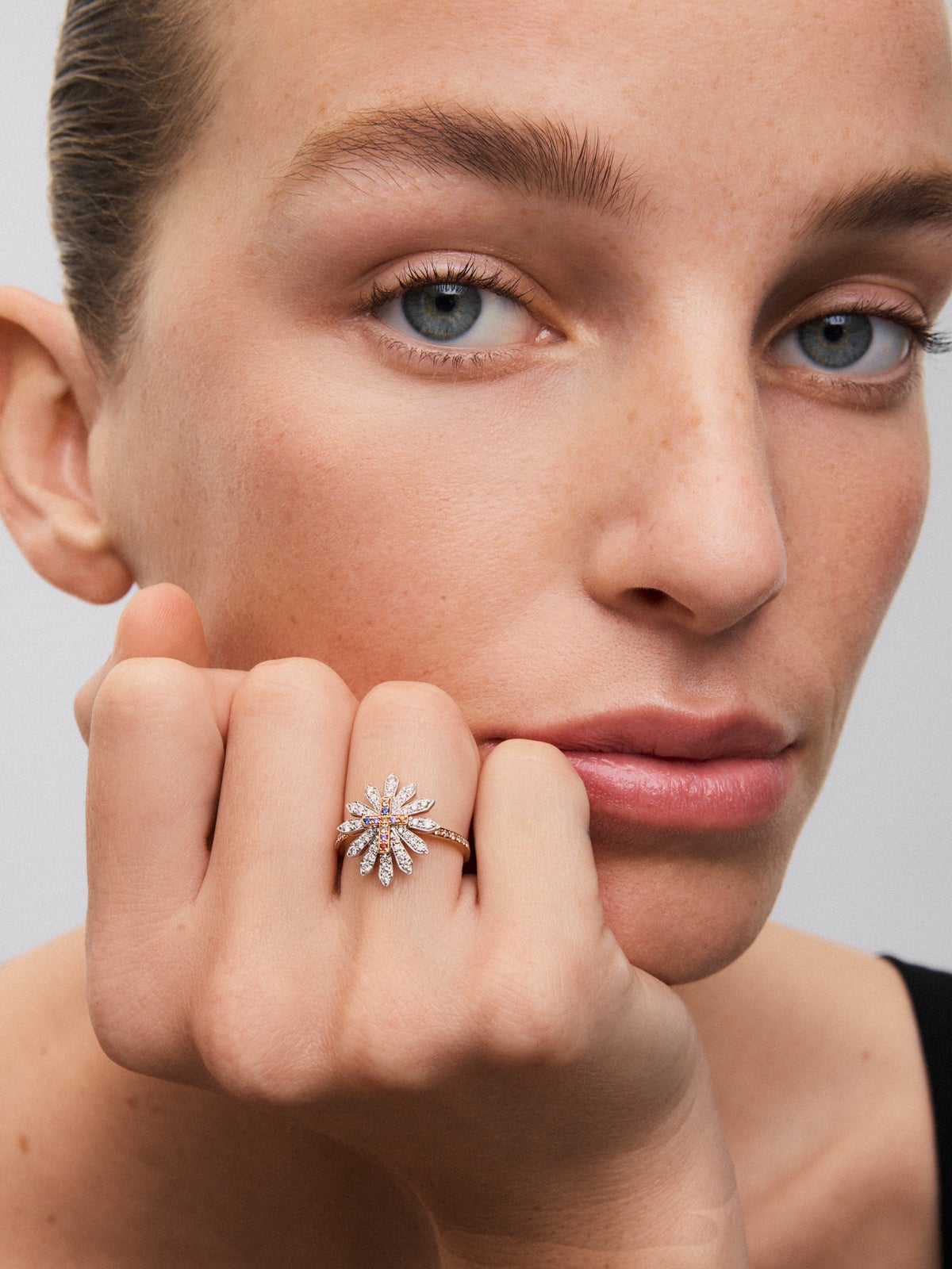 Anillo de oro blanco y rosa de 18K con 10 zafiros multicolor en talla brillante con un total de 0,41 cts y 48 diamantes en talla brillante con un total de 0,09 cts