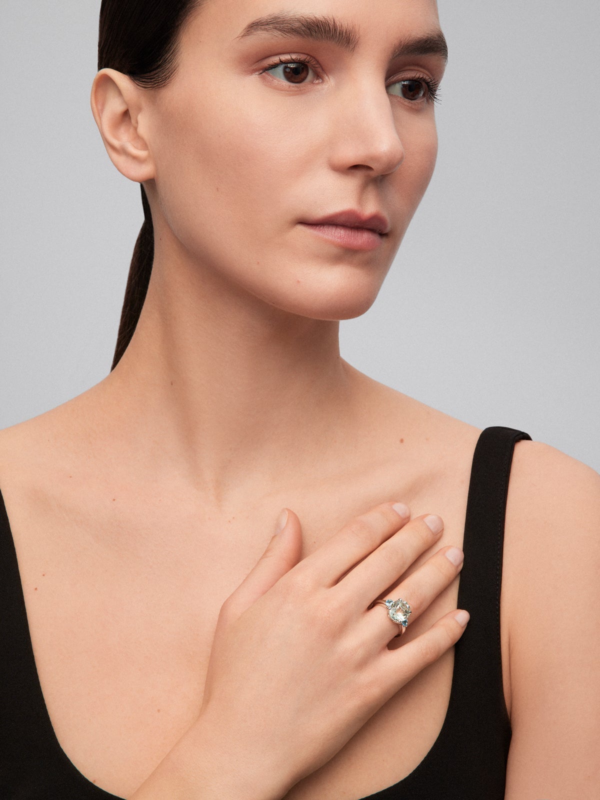Anillo tresillo de plata 925 con amatista verde en talla oval y 2 topacios azul swiss en talla brillante