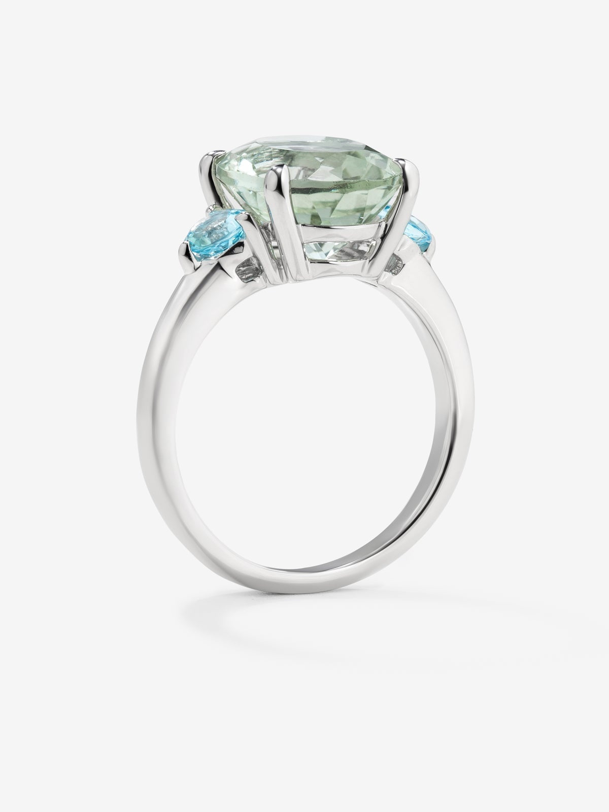 Anillo tresillo de plata 925 con amatista verde en talla oval y 2 topacios azul swiss en talla brillante