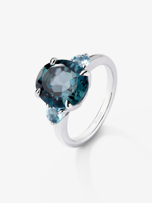 Anillo tresillo de plata 925 con topacio azul london en talla oval de 5,38 cts y topacios azul swiss en talla brillante de 0,54 cts