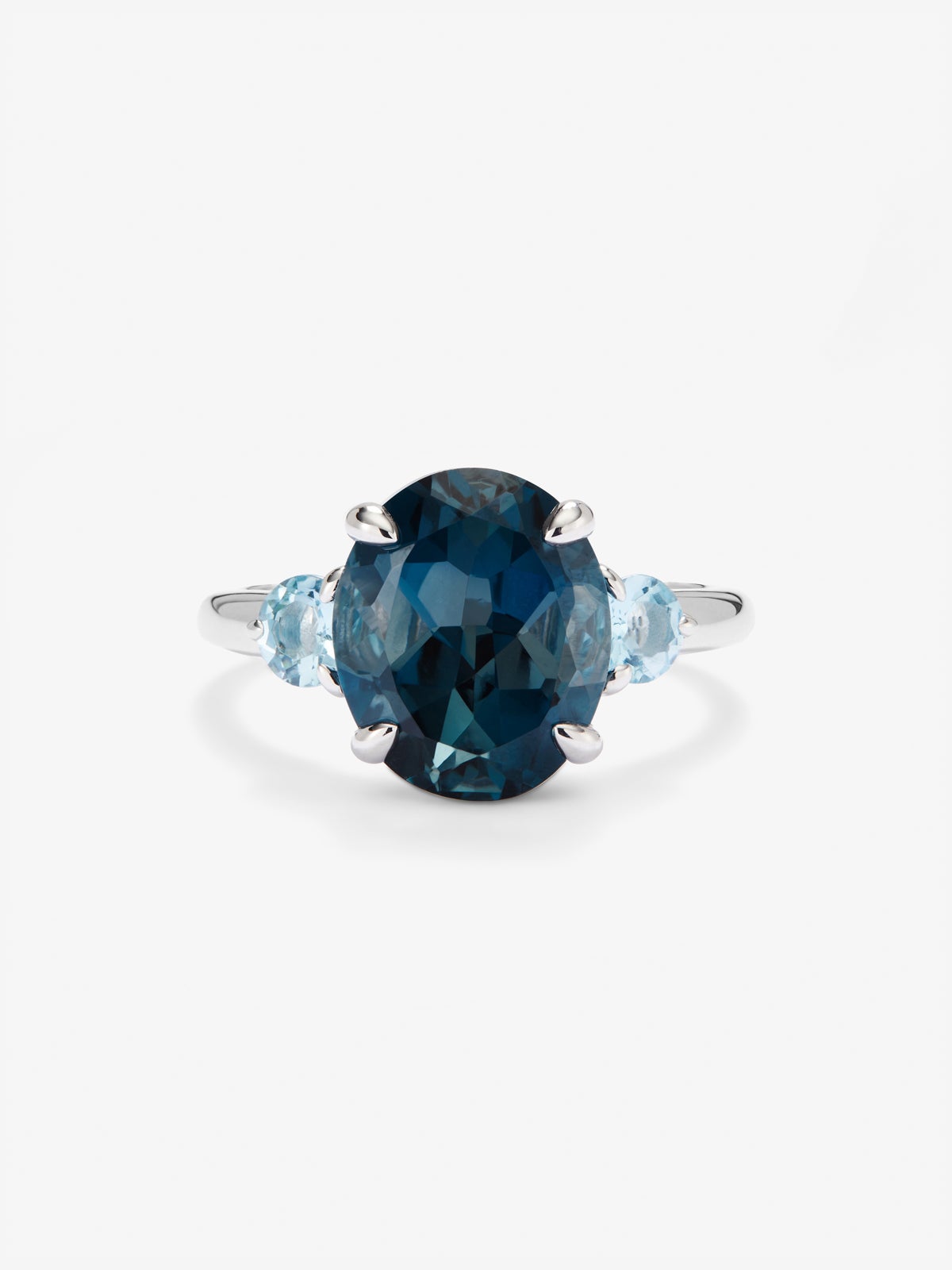 Anillo tresillo de plata 925 con topacio azul london en talla oval de 5,38 cts y topacios azul swiss en talla brillante de 0,54 cts
