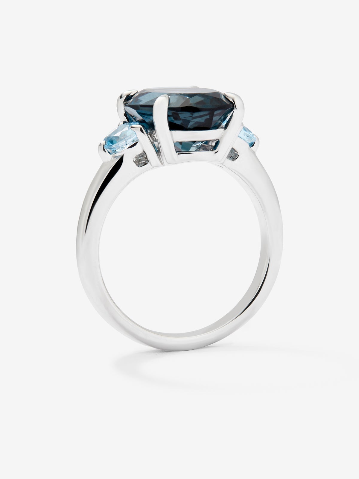 Anillo tresillo de plata 925 con topacio azul london en talla oval de 5,38 cts y topacios azul swiss en talla brillante de 0,54 cts
