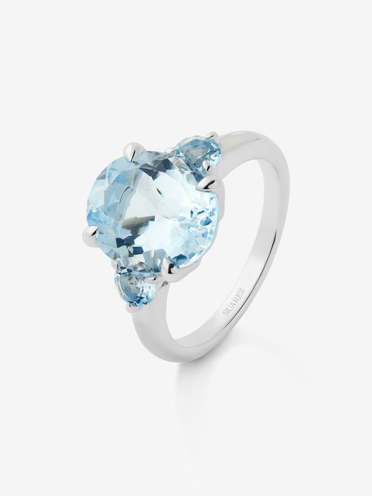 Anillo tresillo de plata 925 con topacio azul sky en talla oval y 2 topacios azul swiss en talla brillante