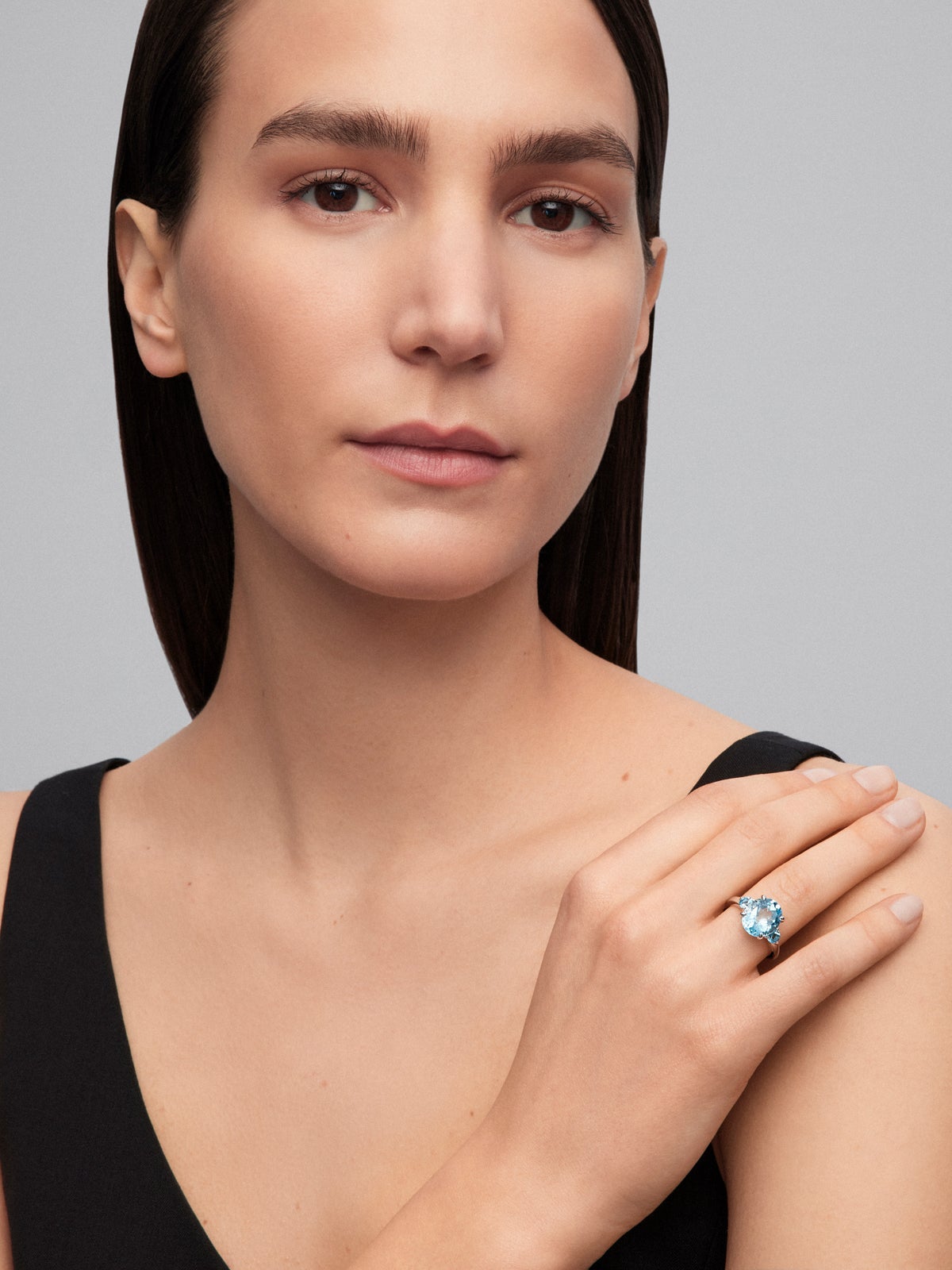 Anillo tresillo de plata 925 con topacio azul sky en talla oval y 2 topacios azul swiss en talla brillante