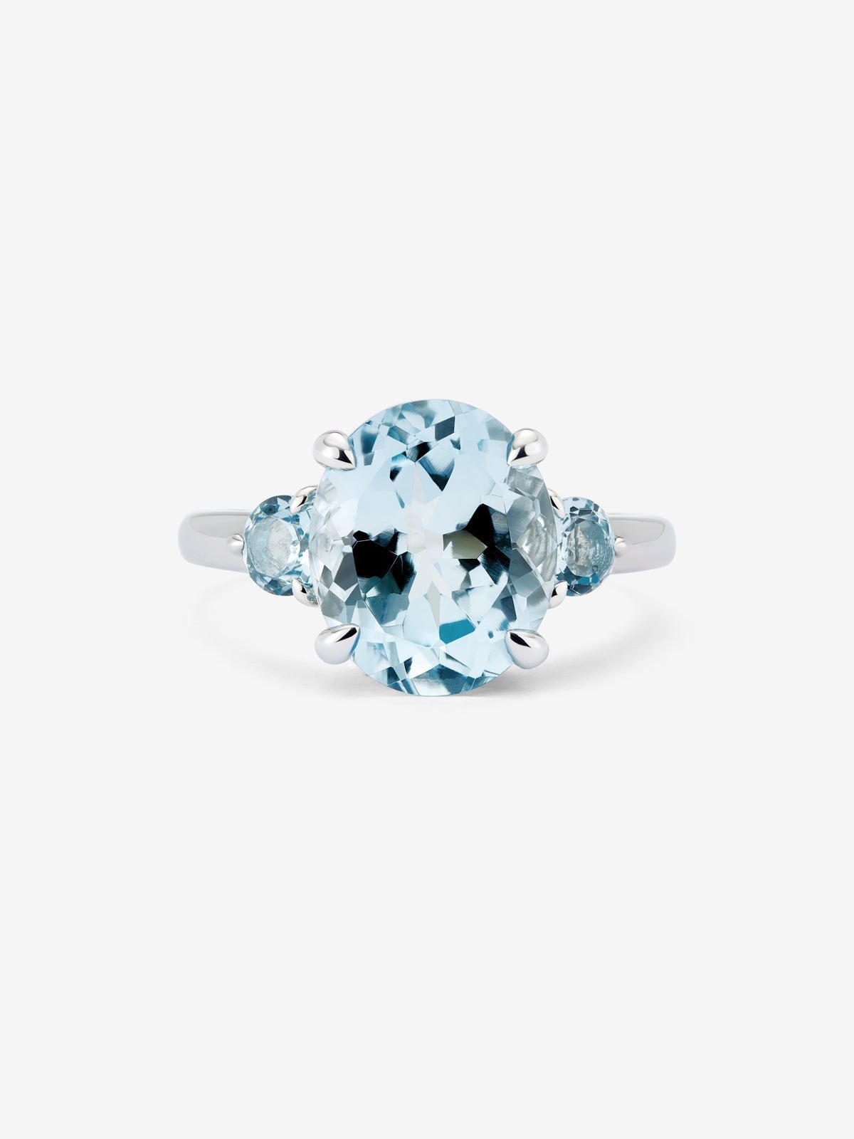 Anillo tresillo de plata 925 con topacio azul sky en talla oval y 2 topacios azul swiss en talla brillante