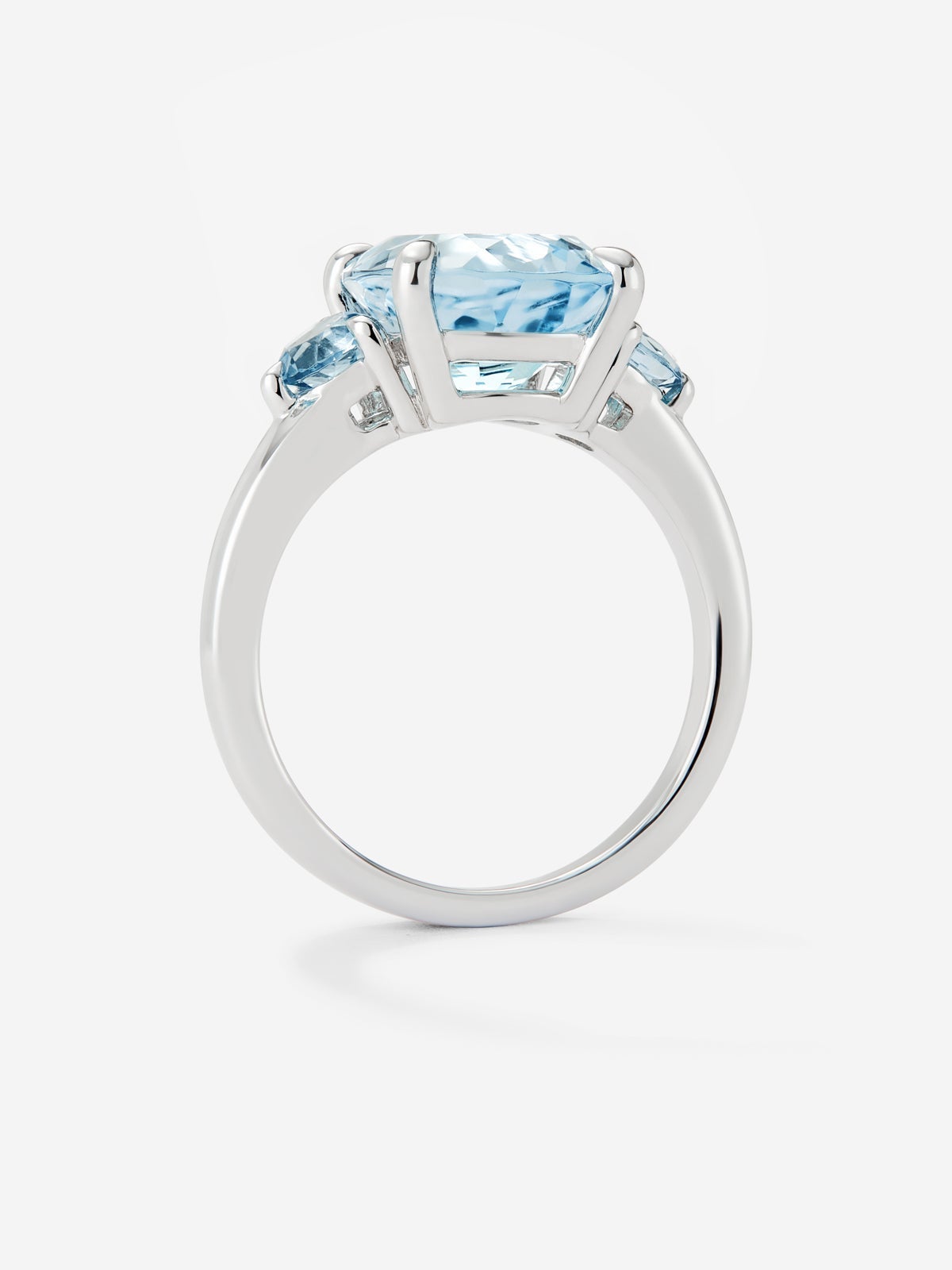 Anillo tresillo de plata 925 con topacio azul sky en talla oval y 2 topacios azul swiss en talla brillante