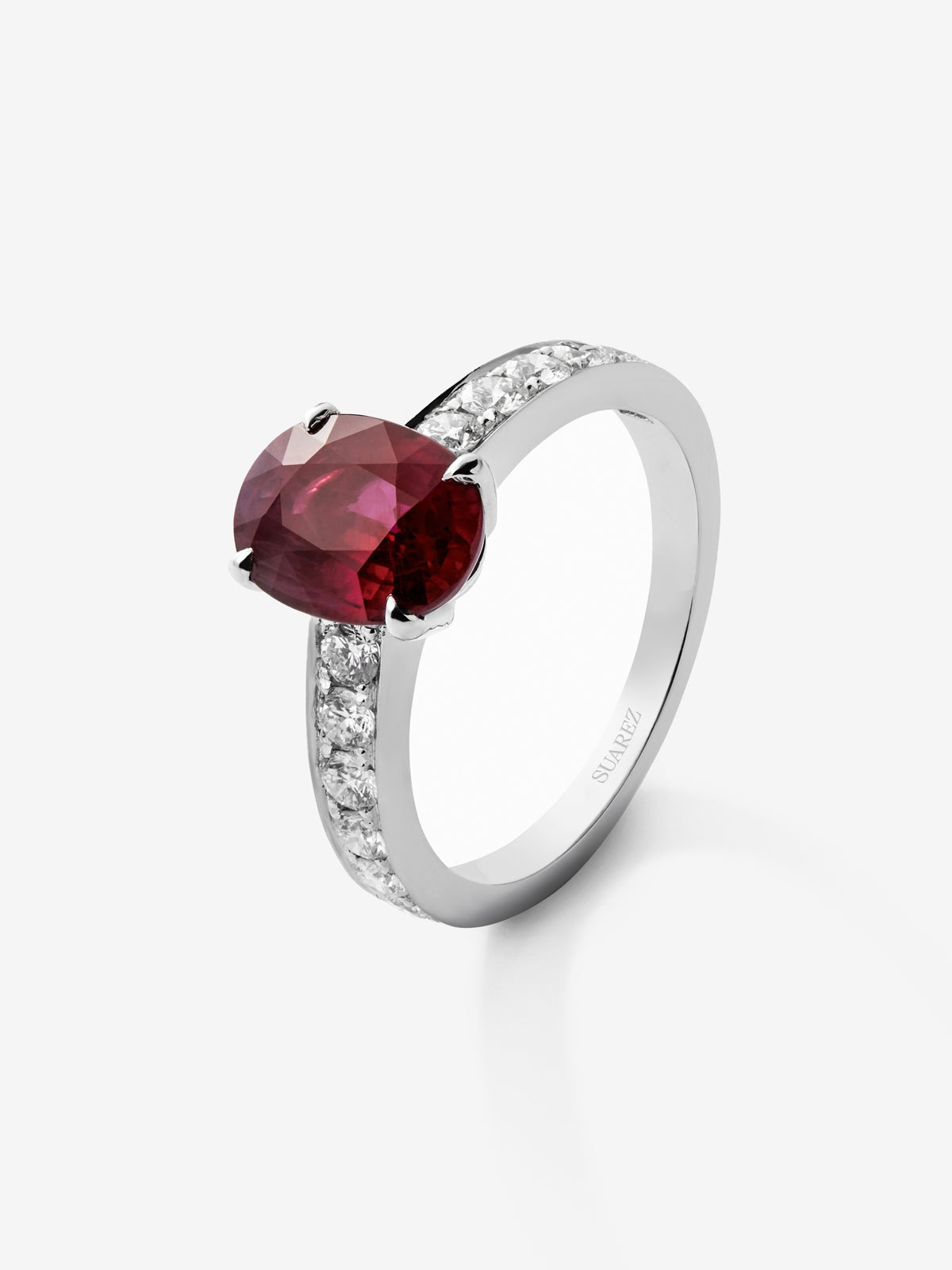 Anillo de oro blanco 18K con rubí central y diamantes
