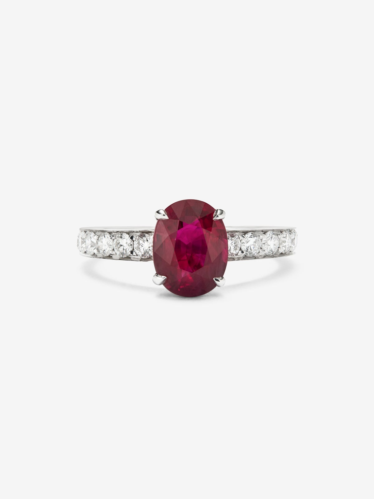 Anillo de oro blanco 18K con rubí central y diamantes