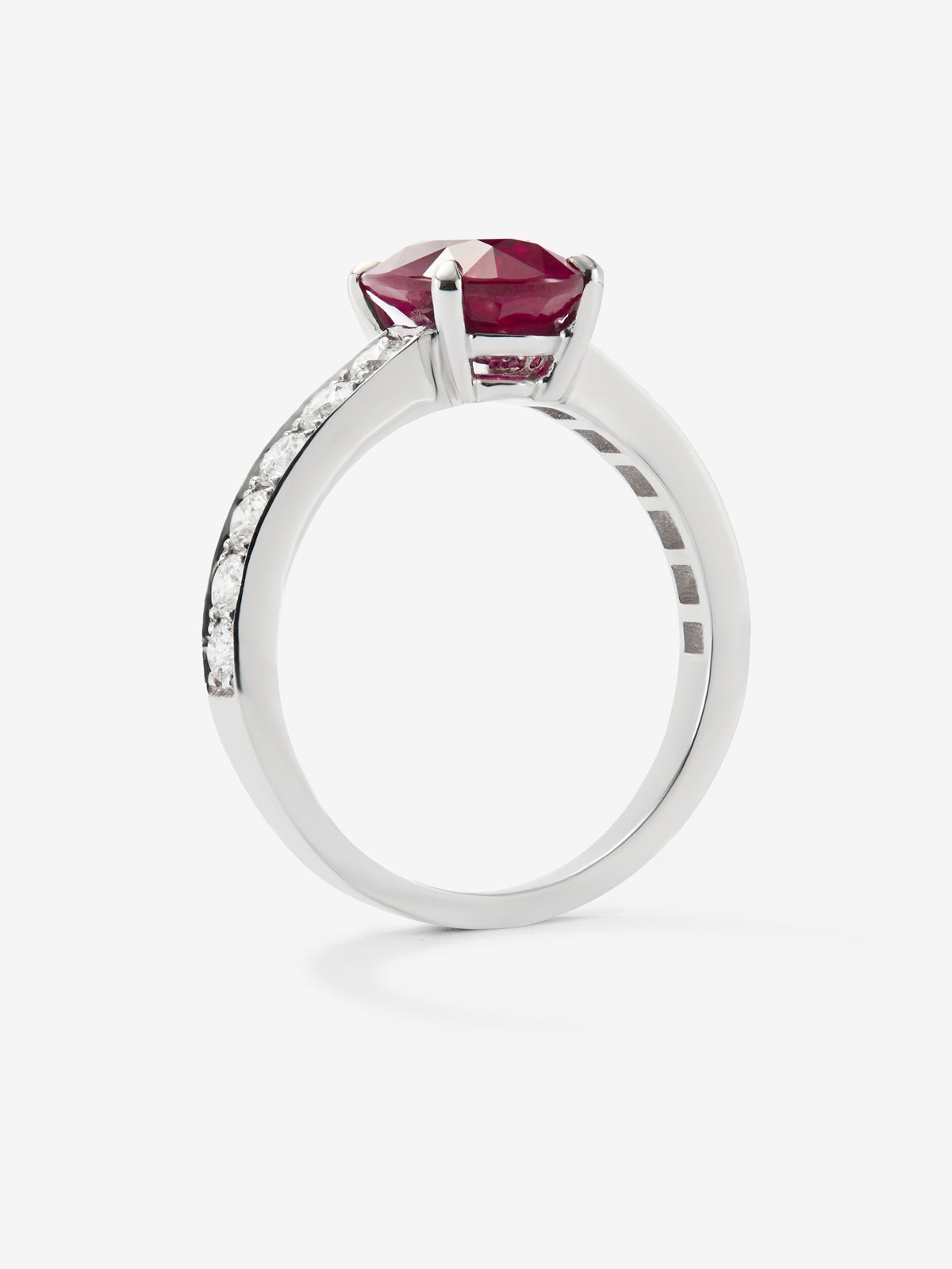 Anillo de oro blanco 18K con rubí central y diamantes