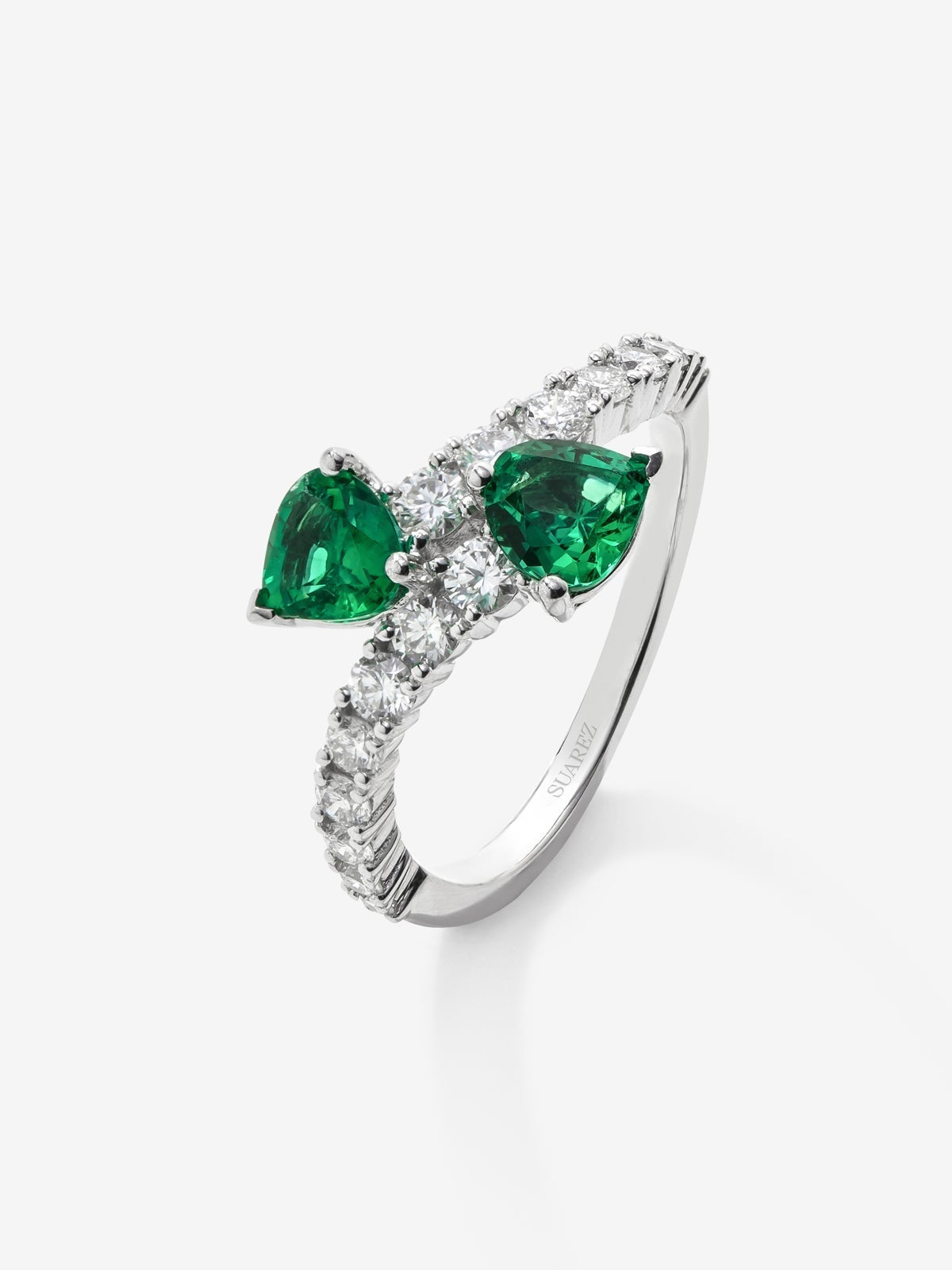 Anillo de oro blanco 18K con esmeralda central y diamantes