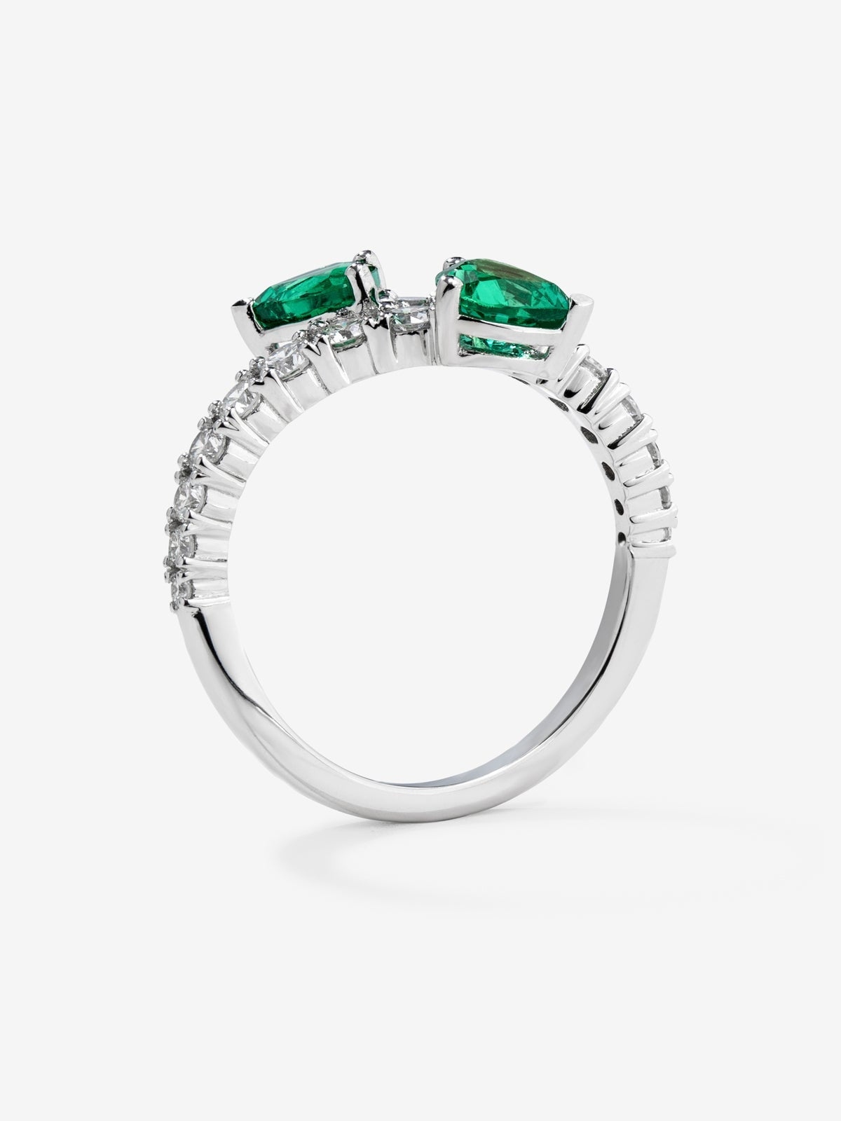 Anillo de oro blanco 18K con esmeralda central y diamantes