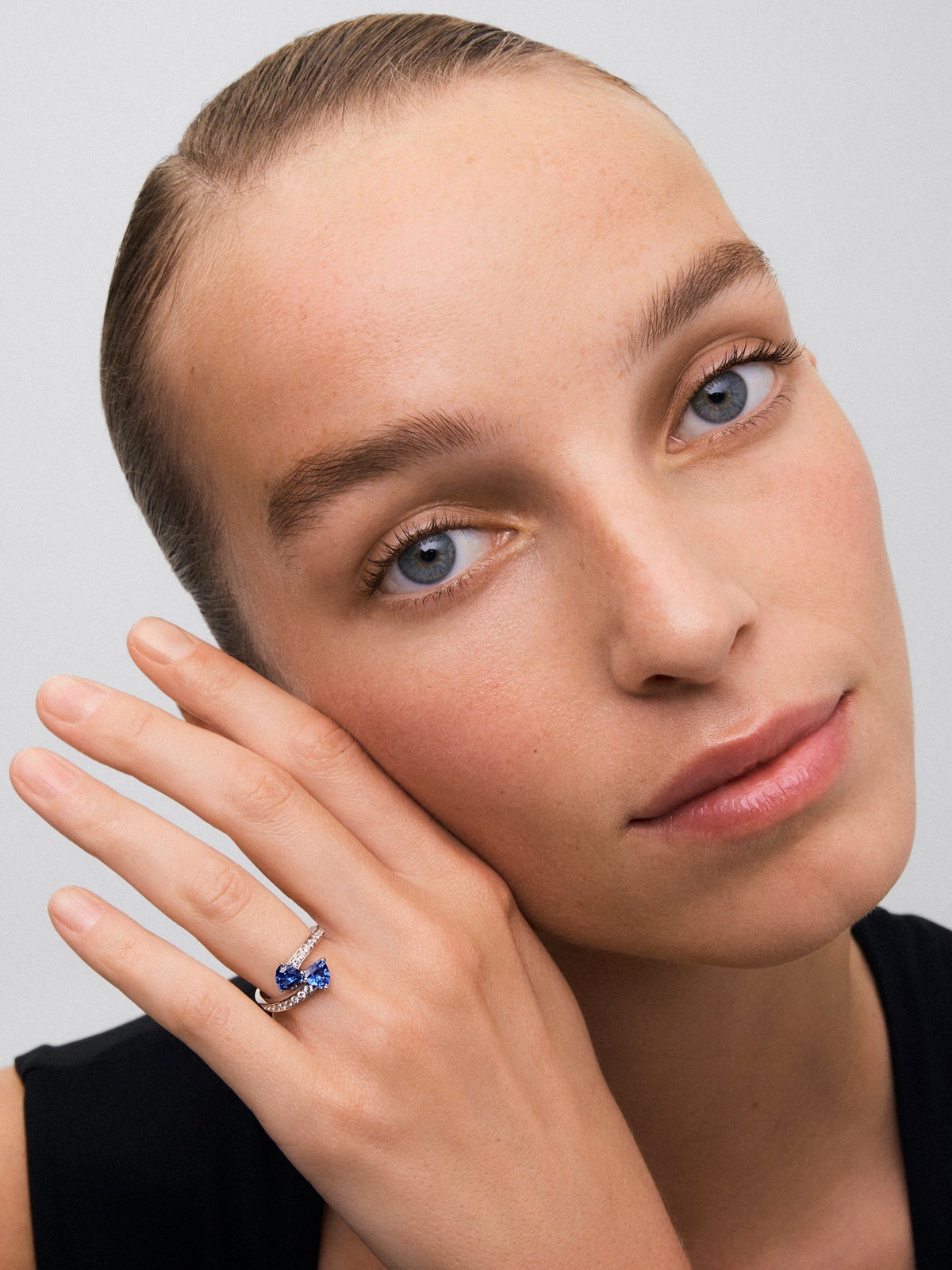 Anillo tú y yo de oro blanco de 18K con zafiros azul royal y diamantes