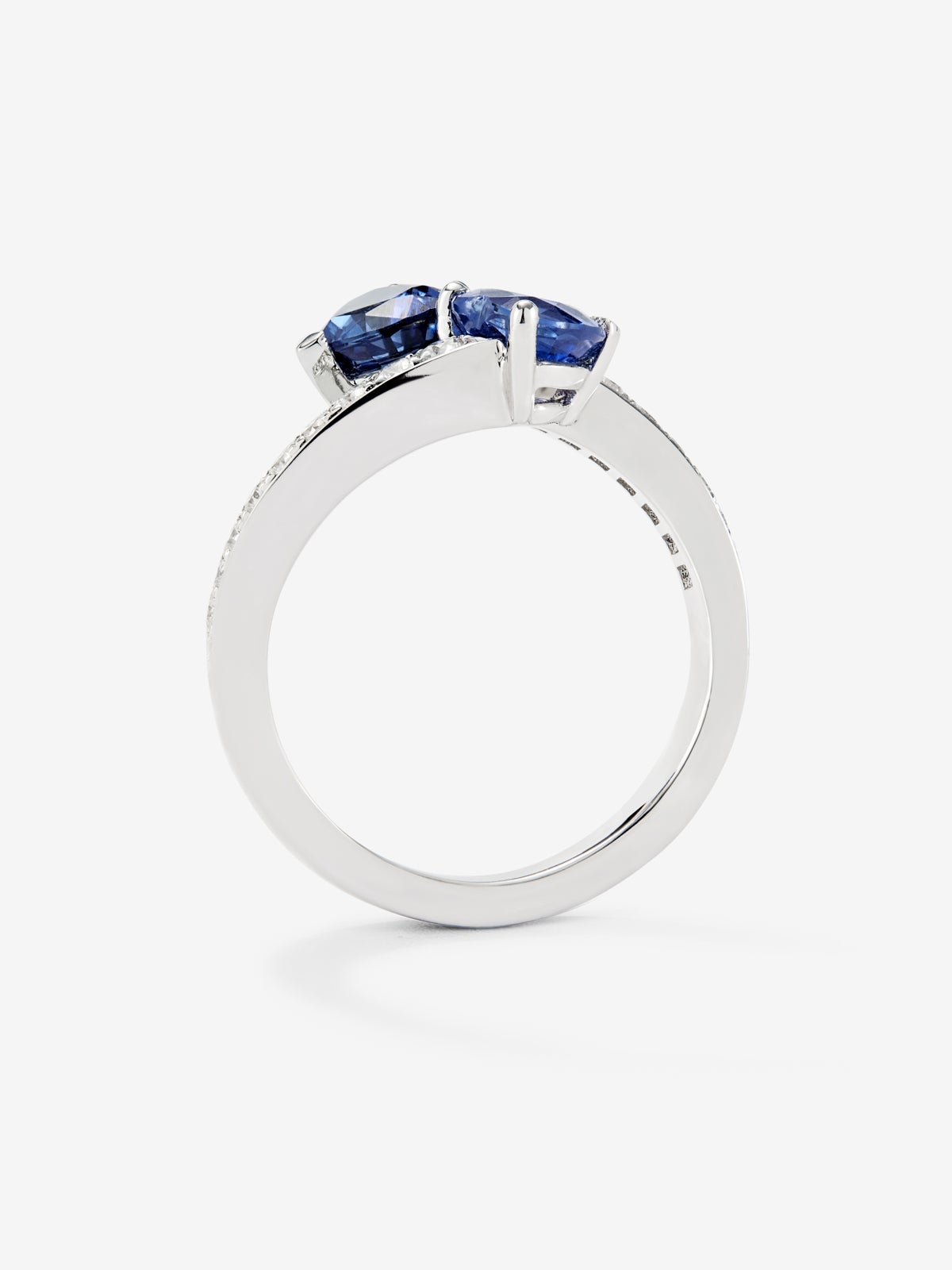 Anillo tú y yo de oro blanco de 18K con zafiros azul royal y diamantes