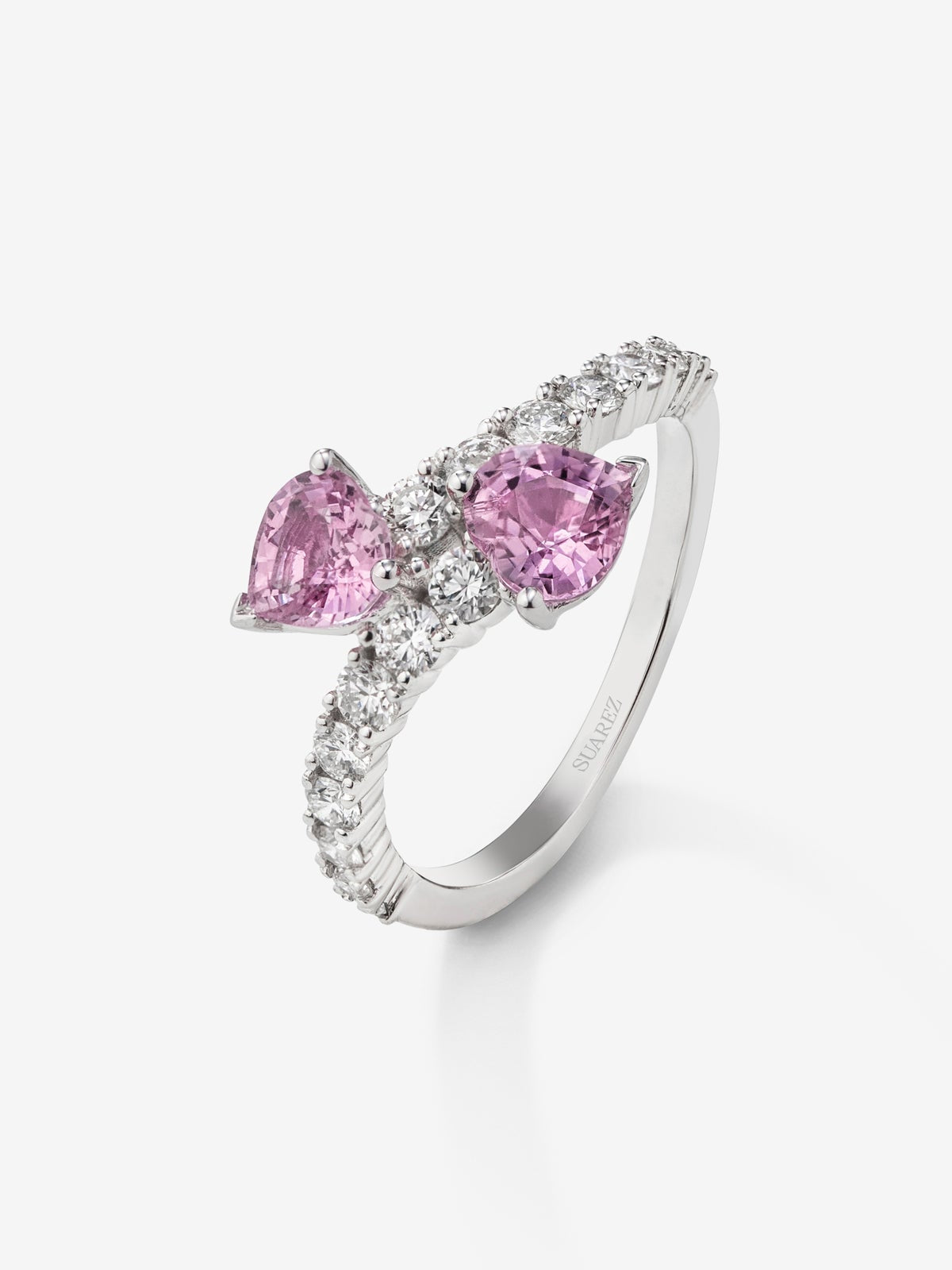 Anillo de oro blanco 18K con zafiro rosa y diamantes