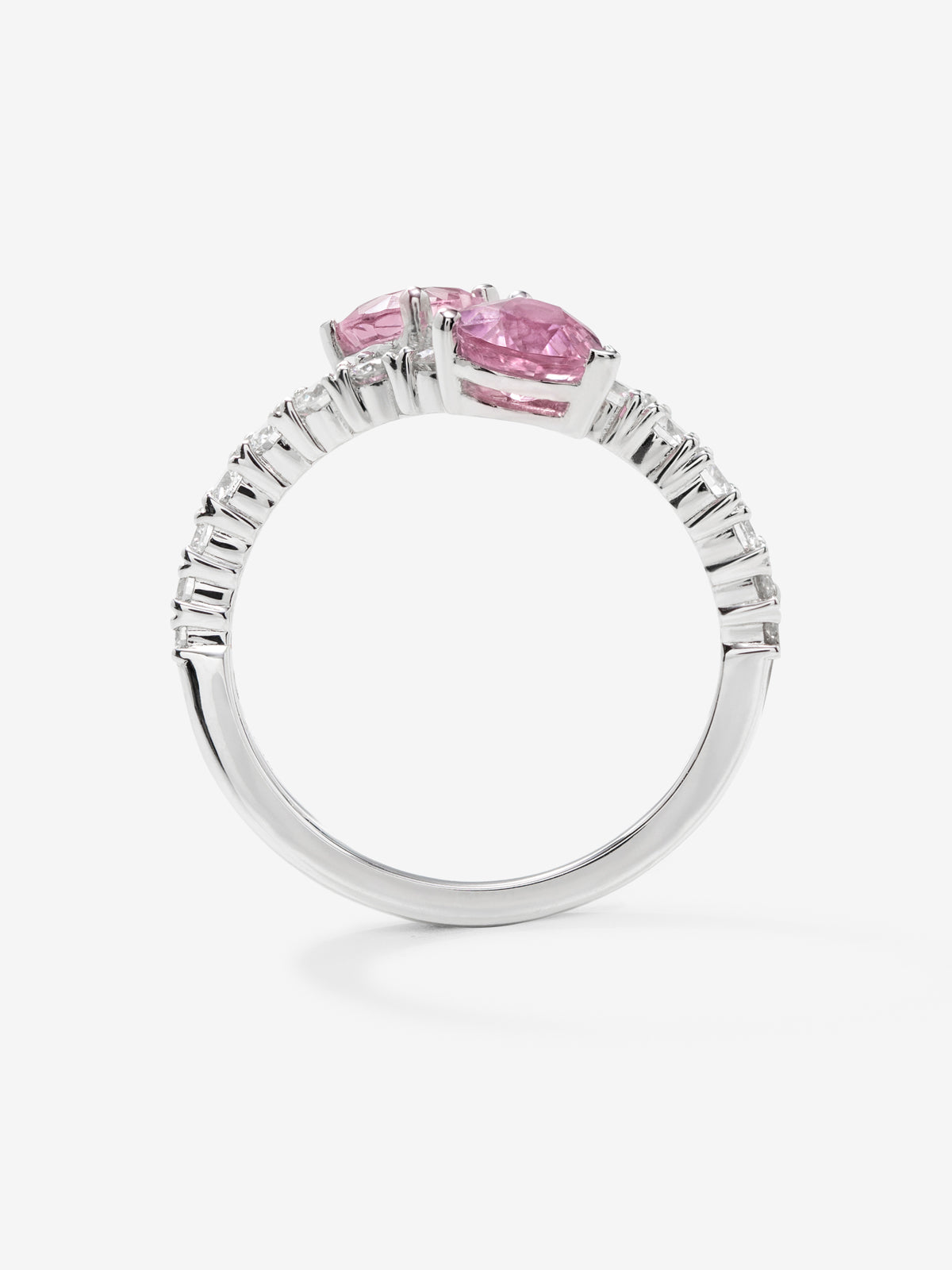 18K white gold ring with pink sapphire and diamonds