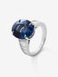 Anillo de oro blanco de 18K con zafiro azul en talla oval de 11,18 cts y 16 diamantes en talla baguette con un total de 1,27 cts