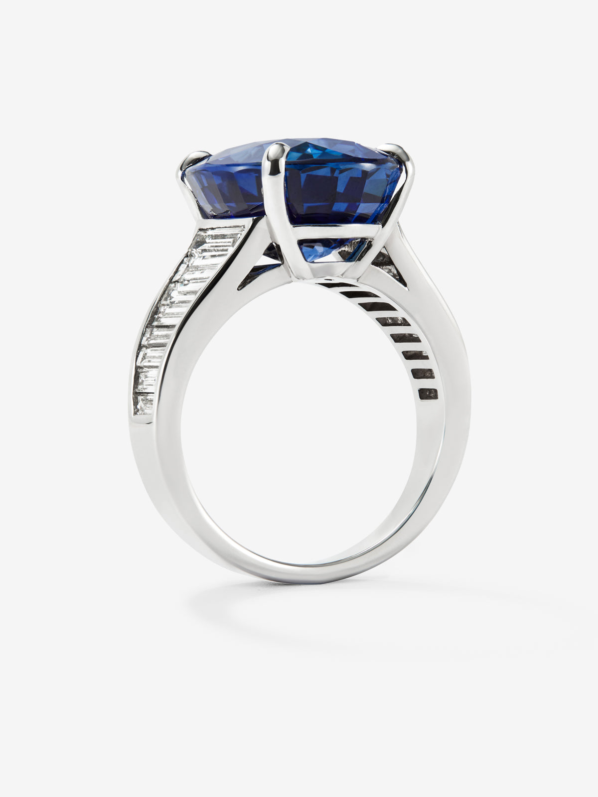 Anillo de oro blanco de 18K con zafiro azul en talla oval de 11,18 cts y 16 diamantes en talla baguette con un total de 1,27 cts